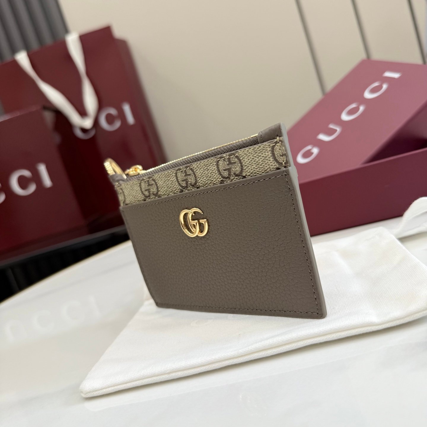 。《配全套原厂专柜包装》Generation Gucci 系列深入探索品牌典藏元素,将不同年代的设计融合于一体,呈现出独特的美学叙事。GG Marmont 系列包含双色款式,如这款配有标志性双G造型配件的拉链钥匙包。