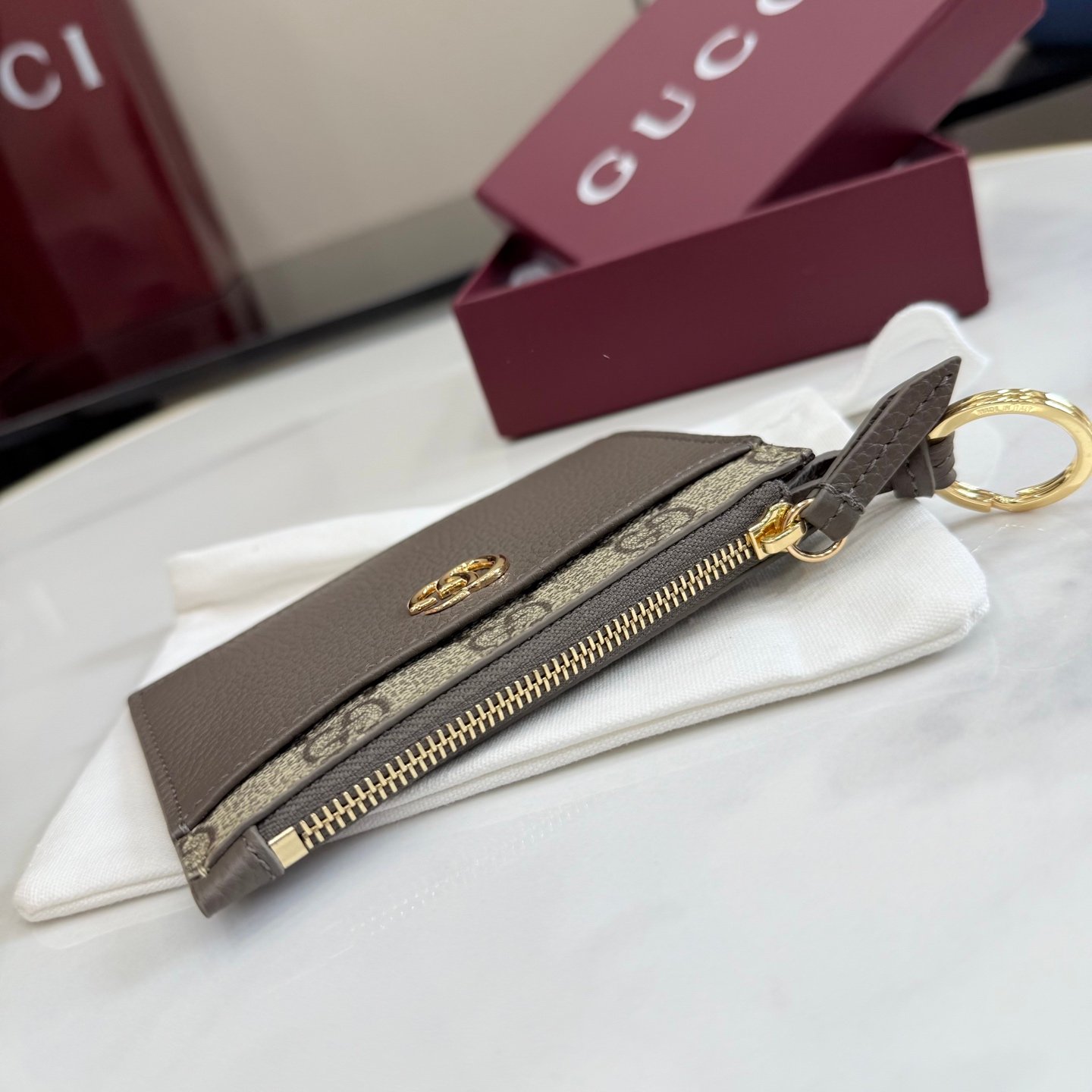 。《配全套原厂专柜包装》Generation Gucci 系列深入探索品牌典藏元素,将不同年代的设计融合于一体,呈现出独特的美学叙事。GG Marmont 系列包含双色款式,如这款配有标志性双G造型配件的拉链钥匙包。
