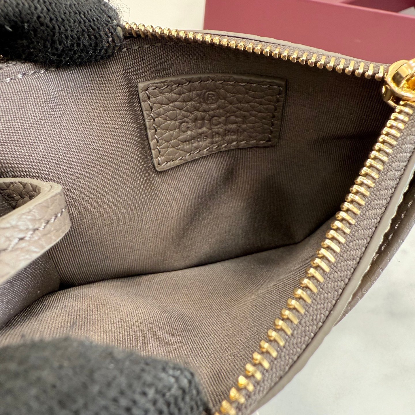 。《配全套原厂专柜包装》Generation Gucci 系列深入探索品牌典藏元素,将不同年代的设计融合于一体,呈现出独特的美学叙事。GG Marmont 系列包含双色款式,如这款配有标志性双G造型配件的拉链钥匙包。