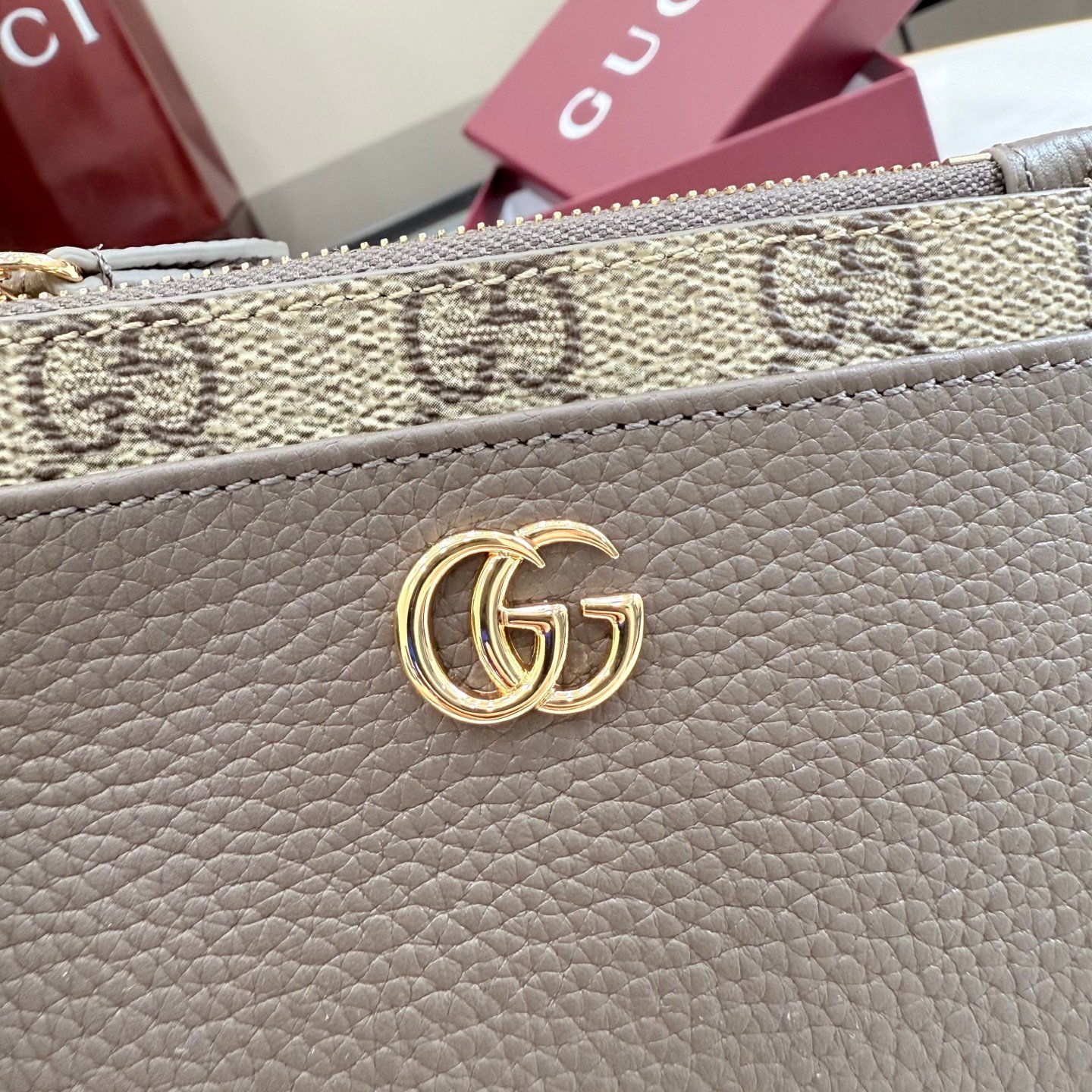 。《配全套原厂专柜包装》Generation Gucci 系列深入探索品牌典藏元素,将不同年代的设计融合于一体,呈现出独特的美学叙事。GG Marmont 系列包含双色款式,如这款配有标志性双G造型配件的拉链钥匙包。