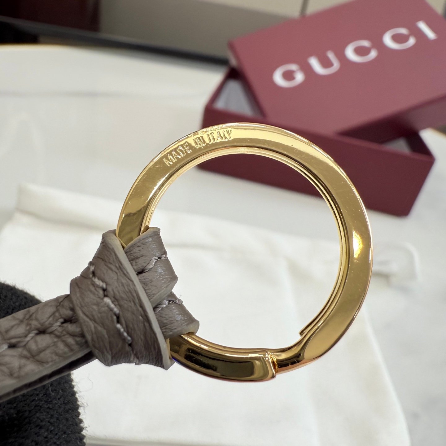 。《配全套原厂专柜包装》Generation Gucci 系列深入探索品牌典藏元素,将不同年代的设计融合于一体,呈现出独特的美学叙事。GG Marmont 系列包含双色款式,如这款配有标志性双G造型配件的拉链钥匙包。