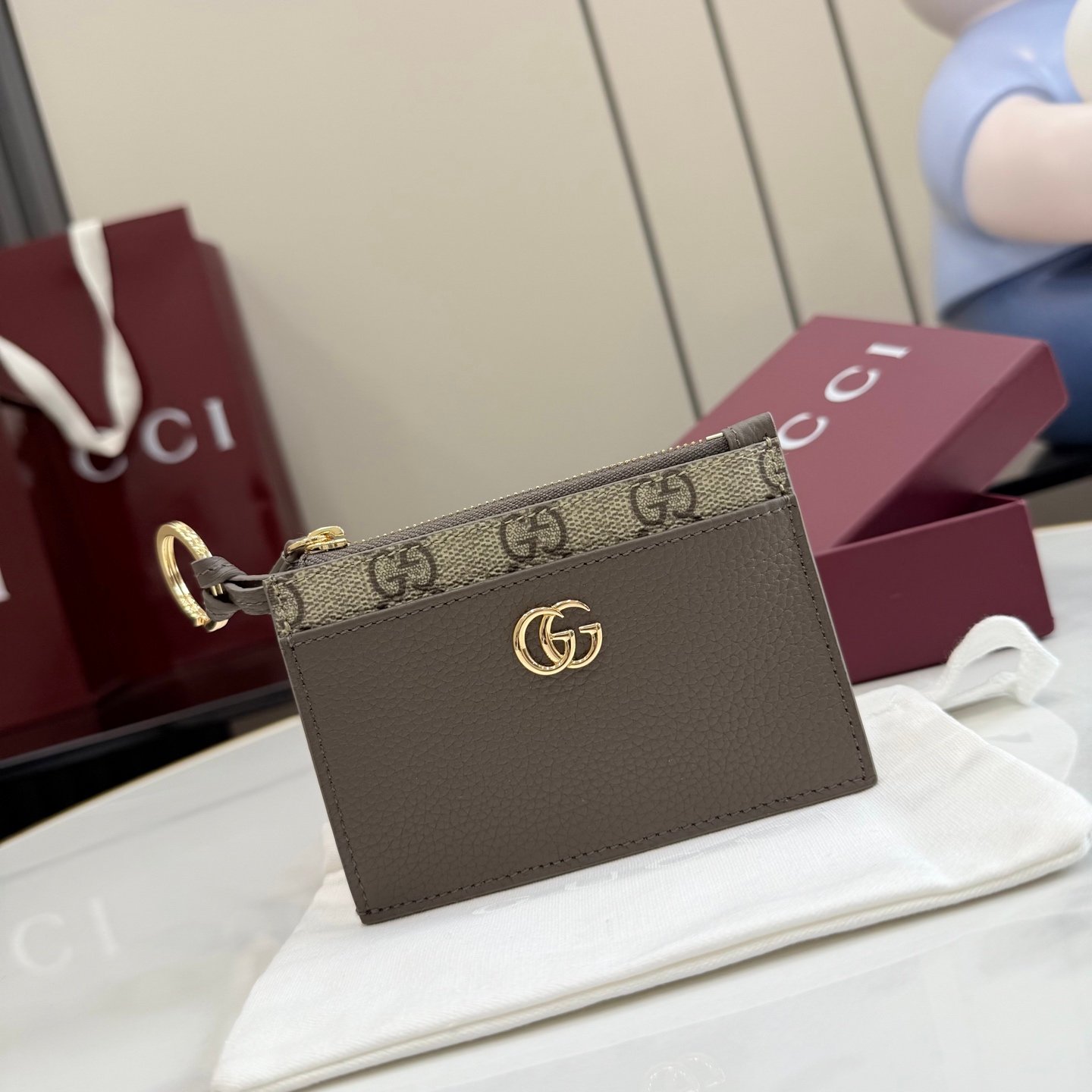 。《配全套原厂专柜包装》Generation Gucci 系列深入探索品牌典藏元素,将不同年代的设计融合于一体,呈现出独特的美学叙事。GG Marmont 系列包含双色款式,如这款配有标志性双G造型配件的拉链钥匙包。
