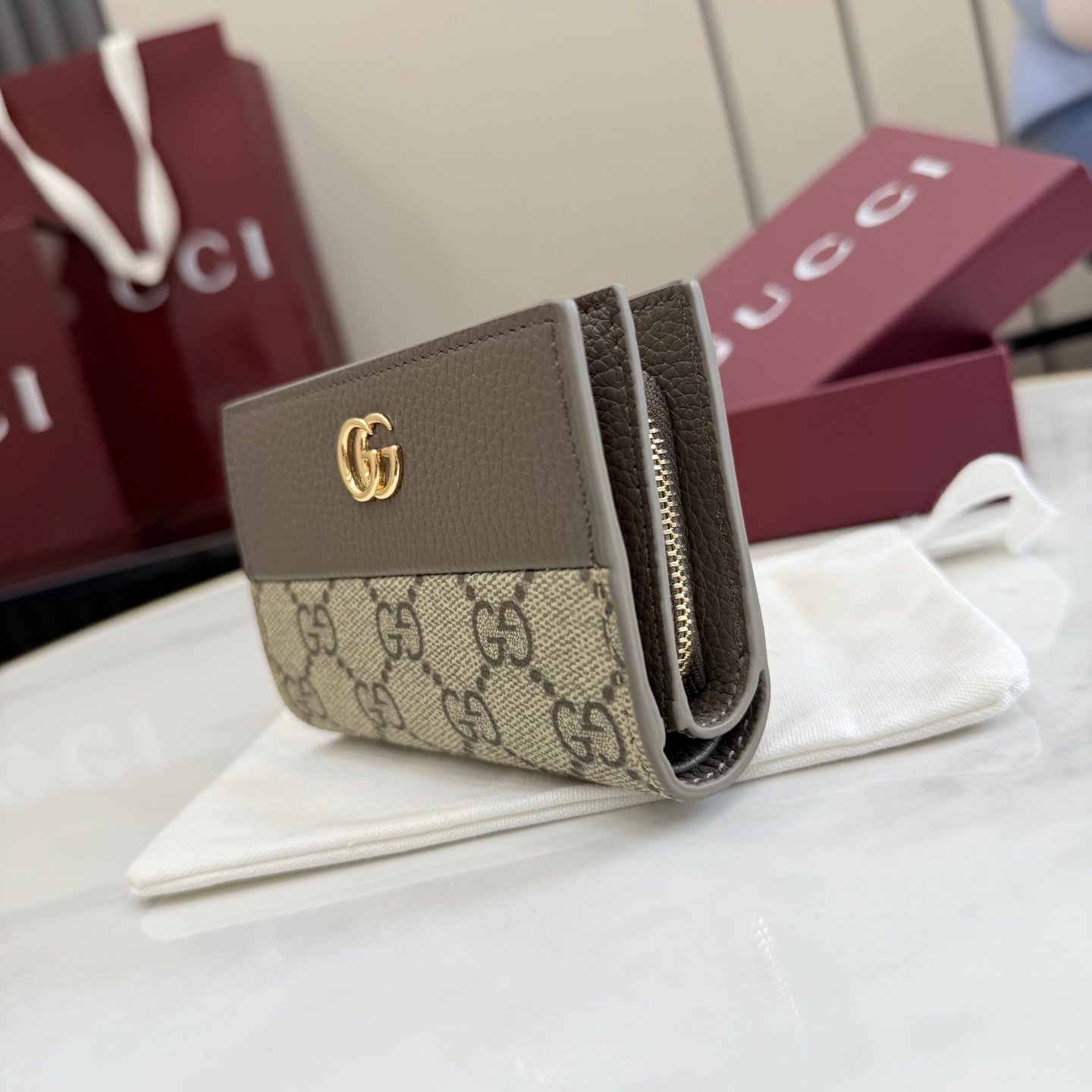配全套原厂专柜包 古驰新世代 系列深入探索品牌的典藏元素,将不同世代的设计融入一种美学叙事。GG Marmont系列以丰富的配色呈现多款百搭款式,如这款小型钱包,配有浅金色调的双G配件。