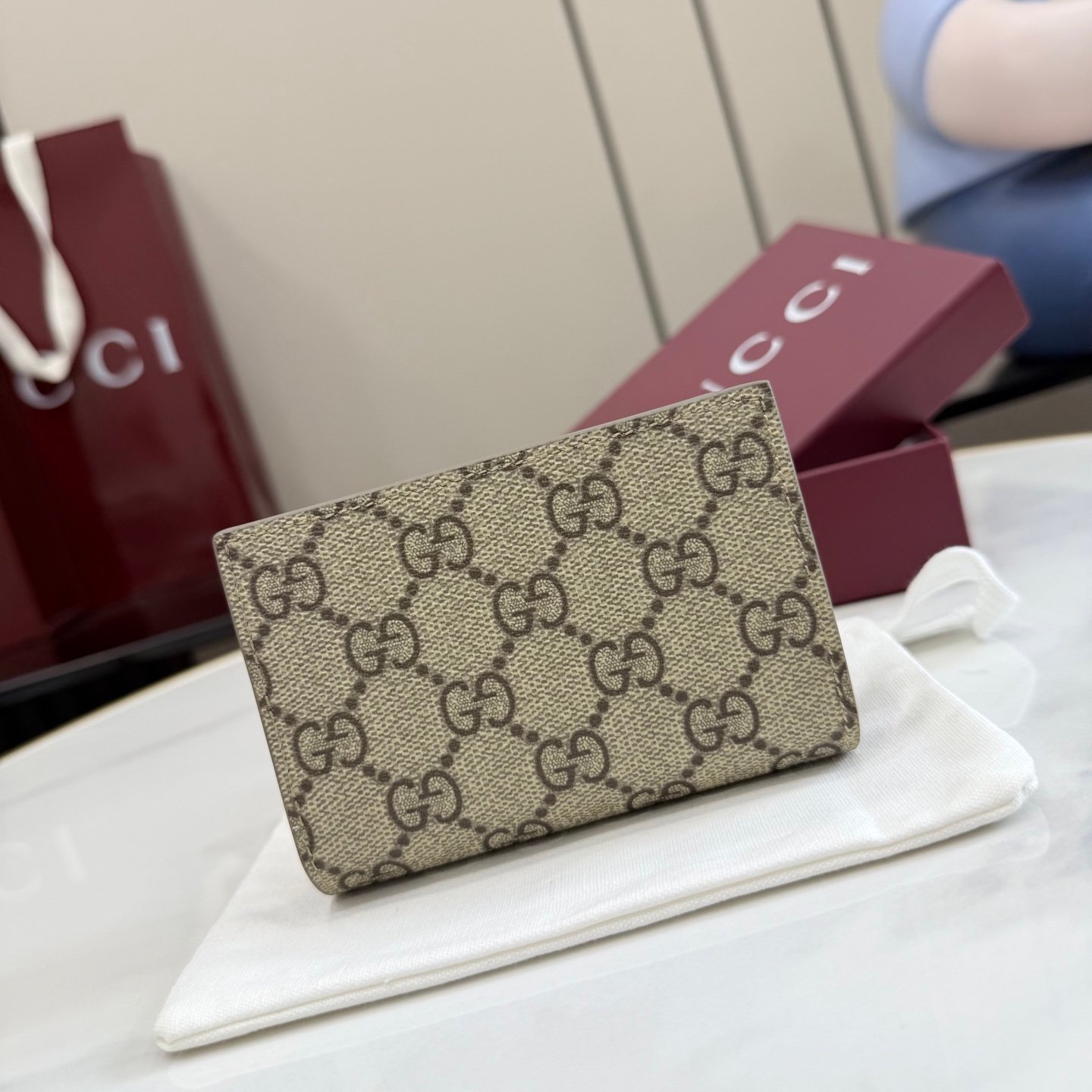 配全套原厂专柜包 古驰新世代 系列深入探索品牌的典藏元素,将不同世代的设计融入一种美学叙事。GG Marmont系列以丰富的配色呈现多款百搭款式,如这款小型钱包,配有浅金色调的双G配件。