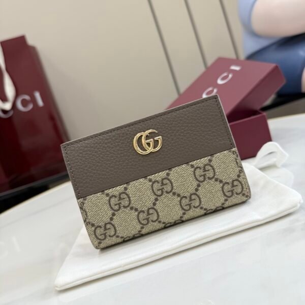 配全套原厂专柜包 古驰新世代 系列深入探索品牌的典藏元素，将不同世代的设计融入一种美学叙事。GG Marmont系列以丰富的配色呈现多款百搭款式，如这款小型钱包，配有浅金色调的双G配件。