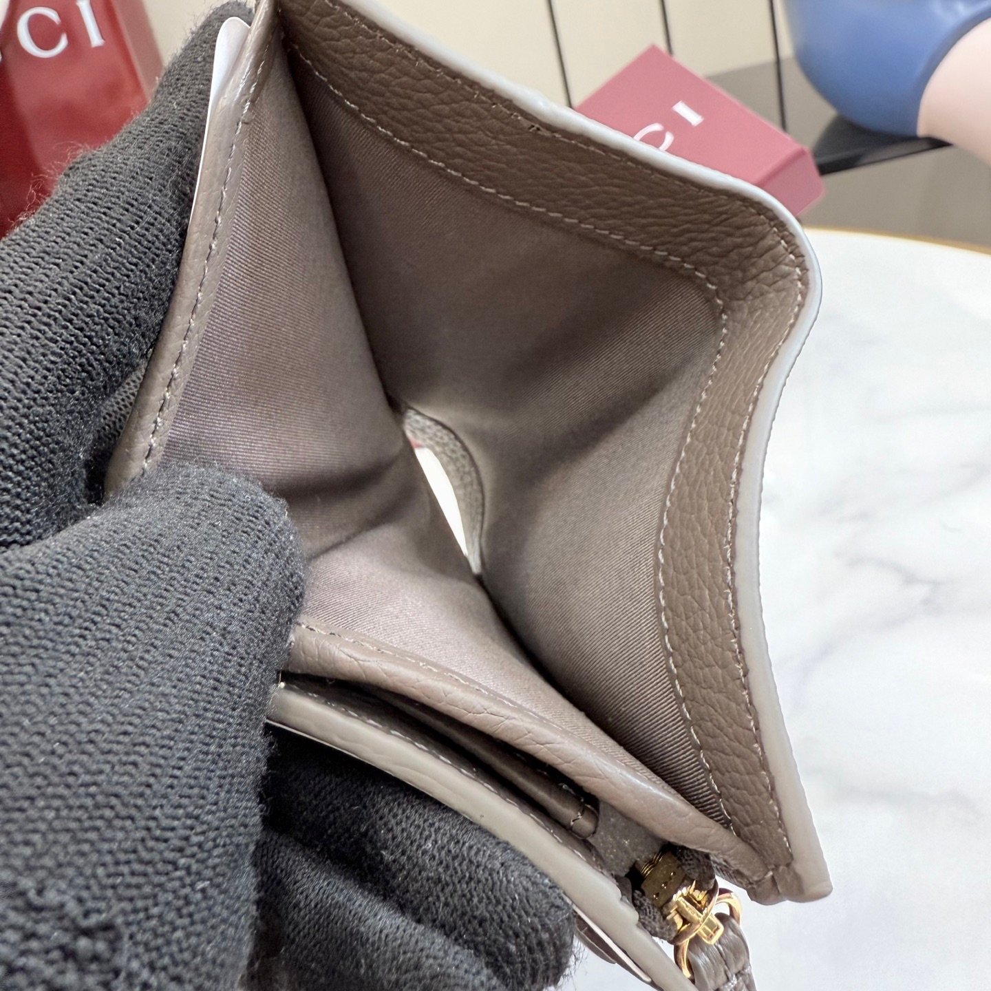 配全套原厂专柜包 古驰新世代 系列深入探索品牌的典藏元素,将不同世代的设计融入一种美学叙事。GG Marmont系列以丰富的配色呈现多款百搭款式,如这款小型钱包,配有浅金色调的双G配件。