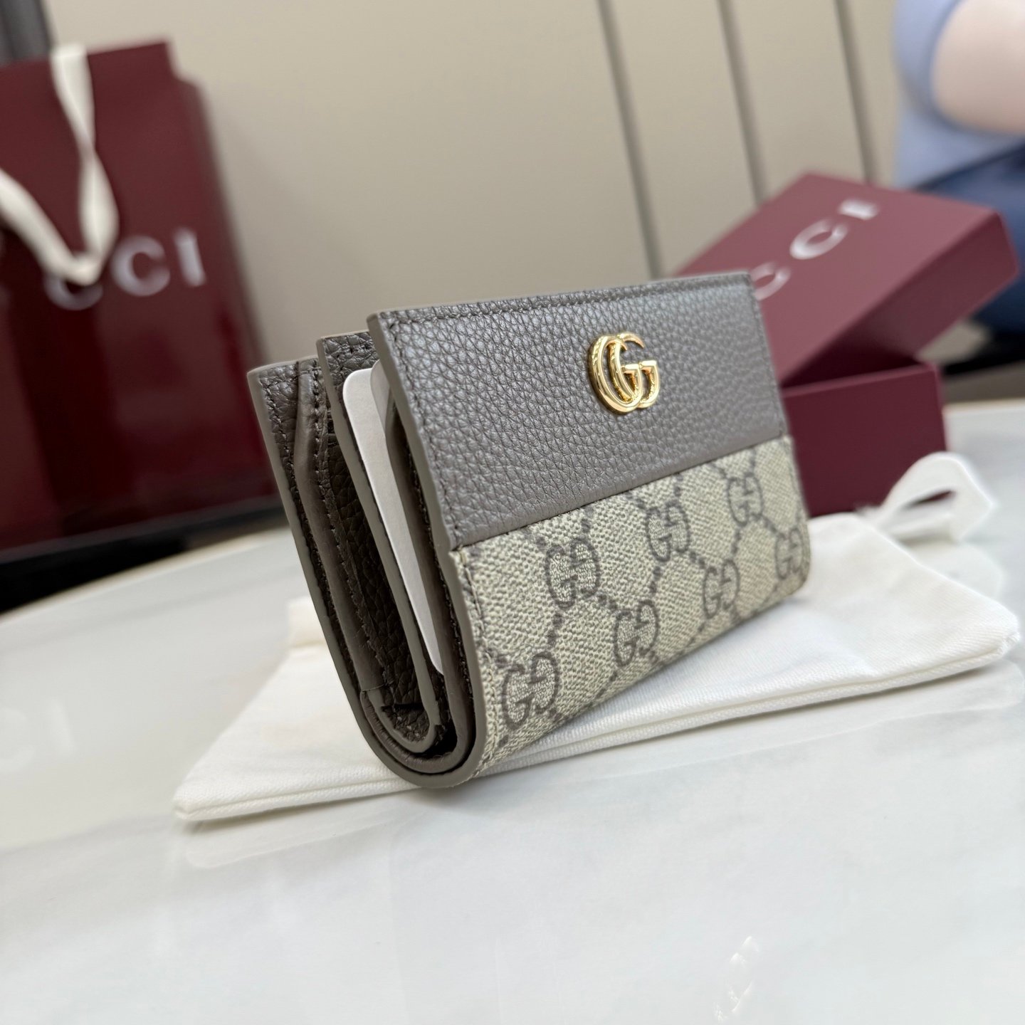 配全套原厂专柜包 古驰新世代 系列深入探索品牌的典藏元素,将不同世代的设计融入一种美学叙事。GG Marmont系列以丰富的配色呈现多款百搭款式,如这款小型钱包,配有浅金色调的双G配件。