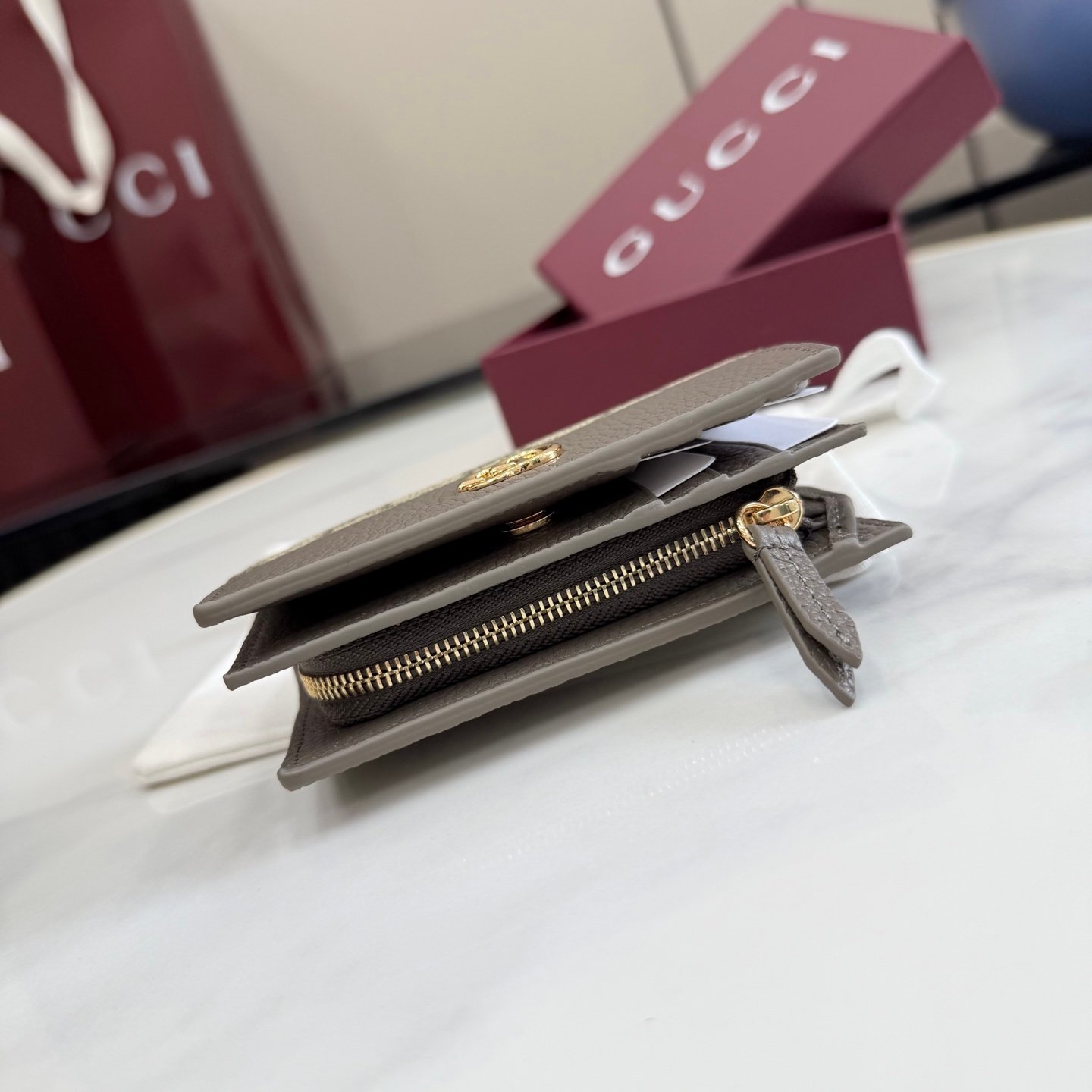 配全套原厂专柜包 古驰新世代 系列深入探索品牌的典藏元素,将不同世代的设计融入一种美学叙事。GG Marmont系列以丰富的配色呈现多款百搭款式,如这款小型钱包,配有浅金色调的双G配件。