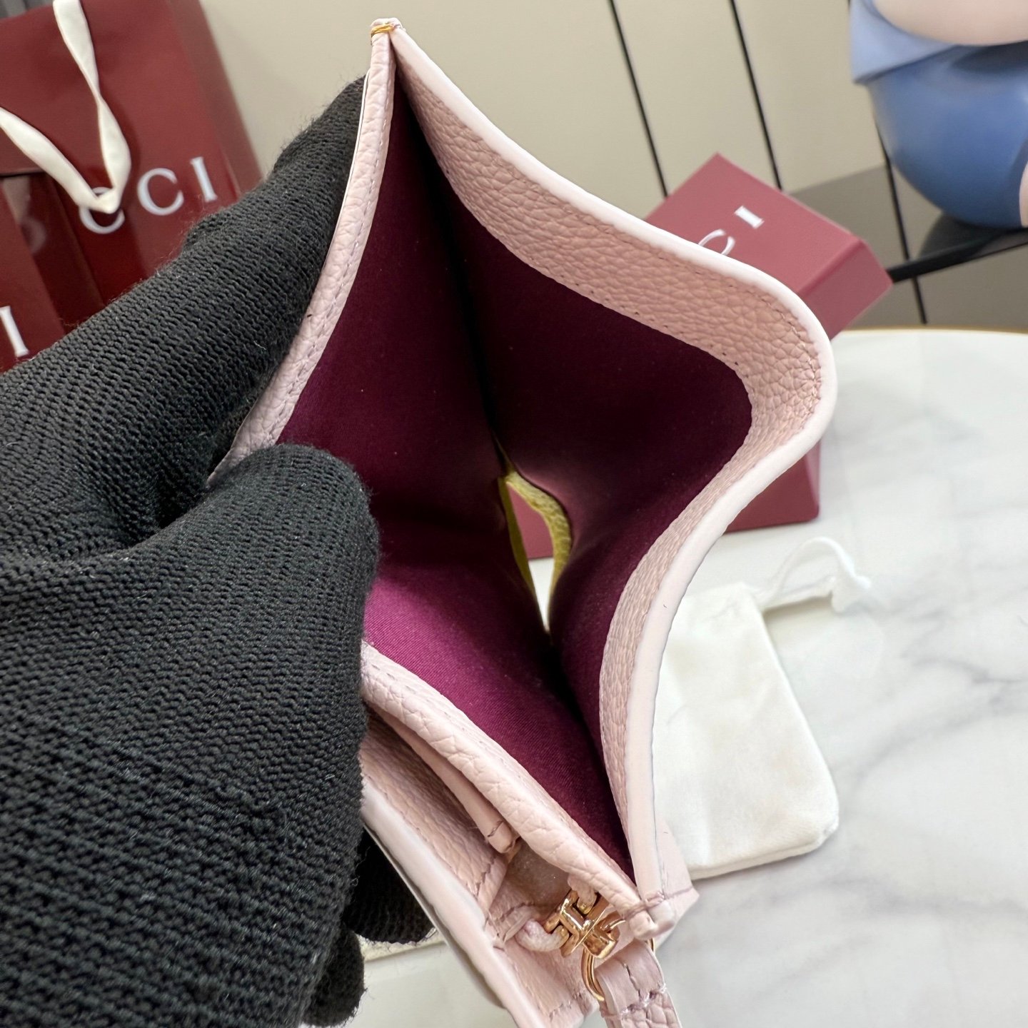 配全套原厂专柜包 古驰新世代系列深入探索品牌的典藏元素,将不同世代的设计融入一种美学叙事。GG Marmont系列以丰富的配色呈现多款百搭款式,如这款小型钱包,配有浅金色调的双G配件。