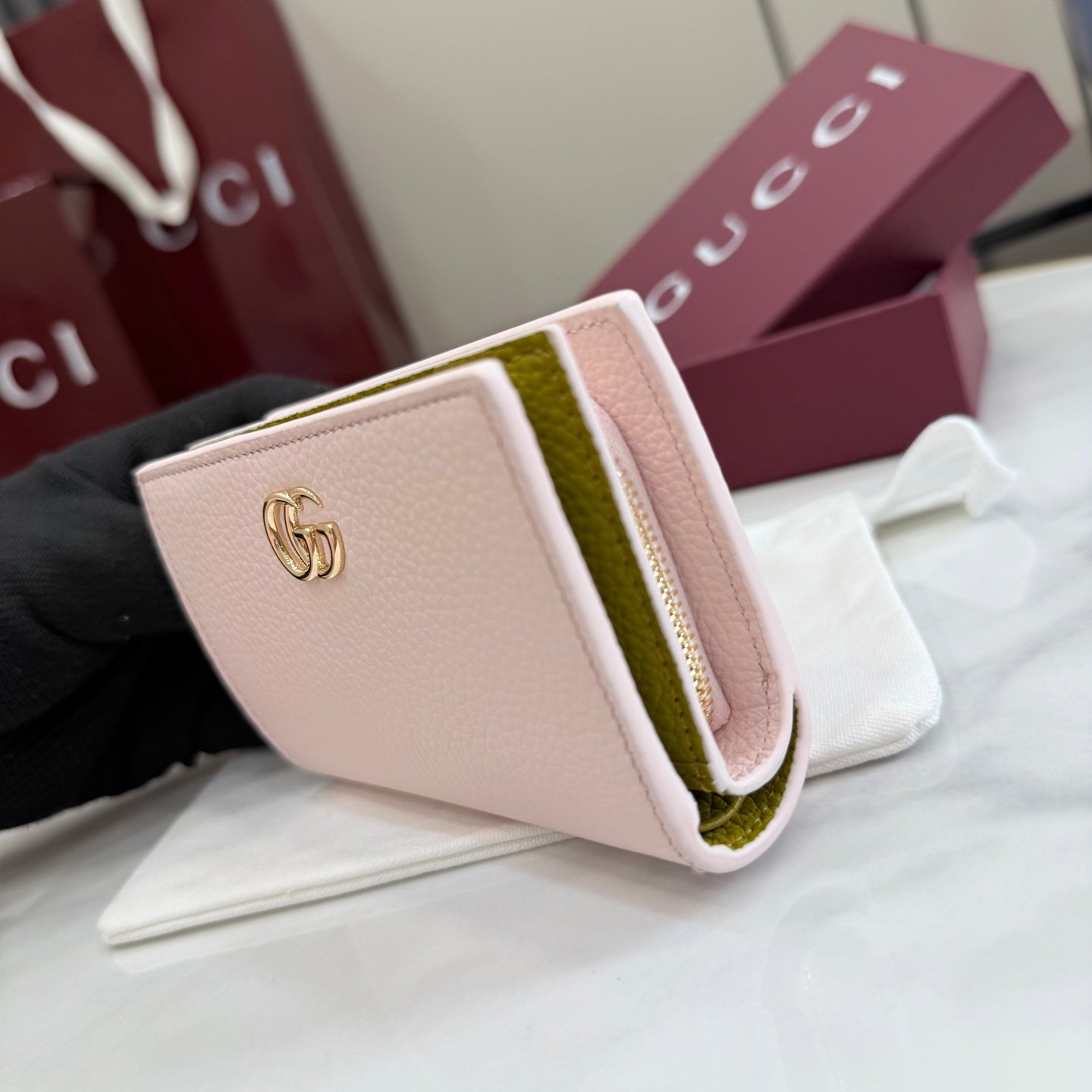配全套原厂专柜包 古驰新世代系列深入探索品牌的典藏元素,将不同世代的设计融入一种美学叙事。GG Marmont系列以丰富的配色呈现多款百搭款式,如这款小型钱包,配有浅金色调的双G配件。