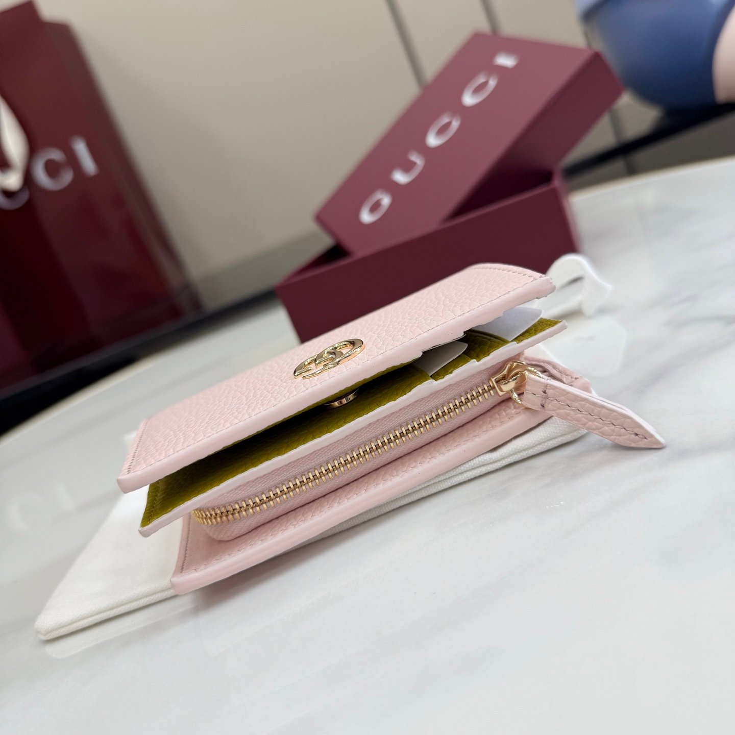 配全套原厂专柜包 古驰新世代系列深入探索品牌的典藏元素,将不同世代的设计融入一种美学叙事。GG Marmont系列以丰富的配色呈现多款百搭款式,如这款小型钱包,配有浅金色调的双G配件。