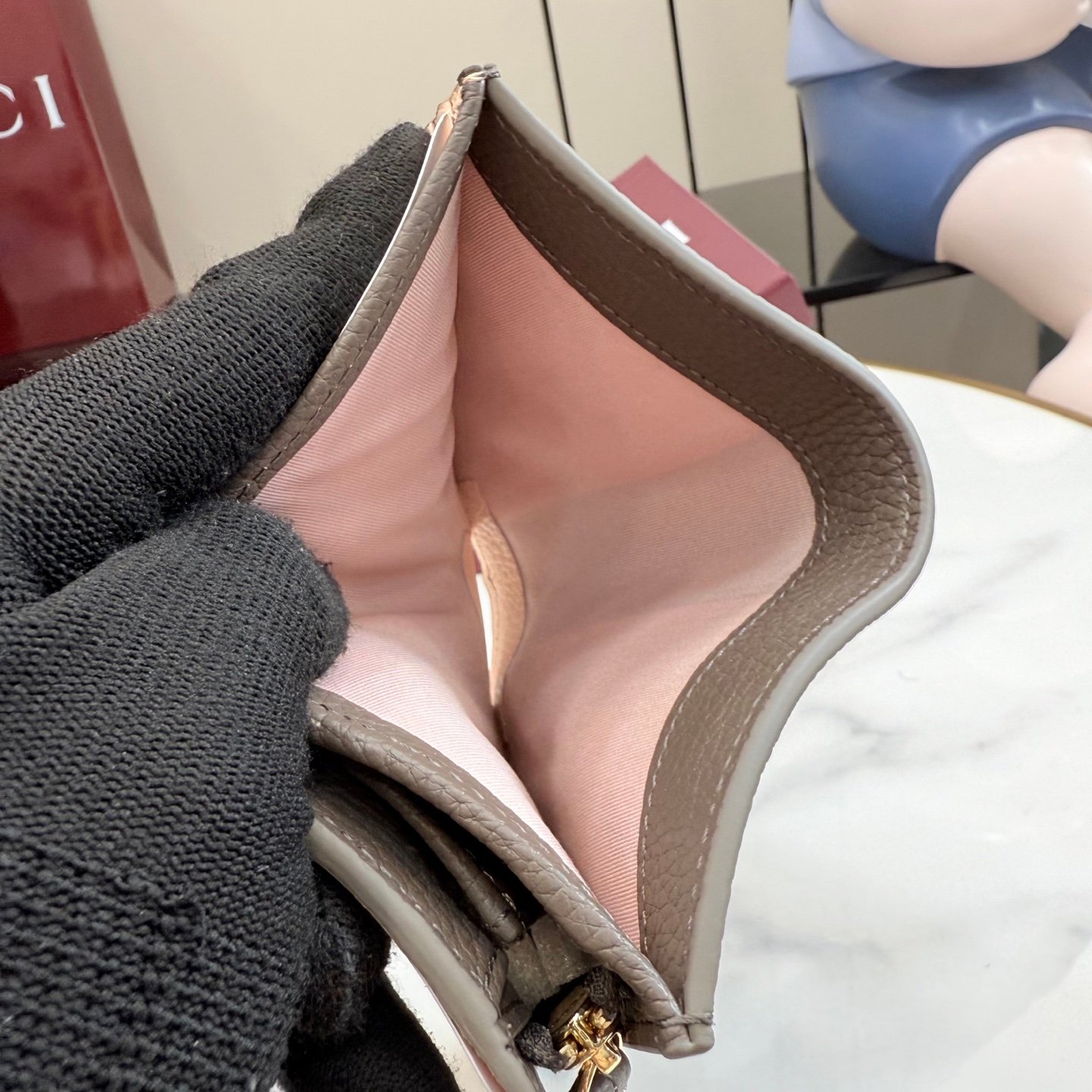 配全套原厂专柜包装。古驰新世代 系列深入探索品牌的典藏元素，将不同世代的设计融入一种美学叙事。GG Marmont系列以丰富的配色呈现多款百搭款式，如这款小型钱包，配有浅金色调的双G配件。