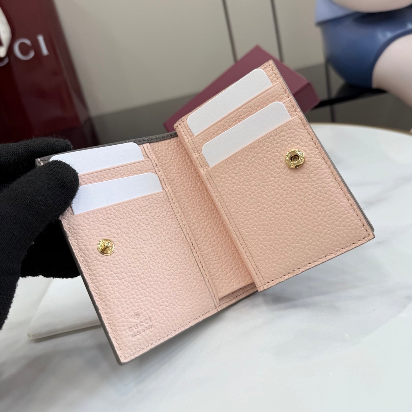 配全套原厂专柜包装。古驰新世代 系列深入探索品牌的典藏元素，将不同世代的设计融入一种美学叙事。GG Marmont系列以丰富的配色呈现多款百搭款式，如这款小型钱包，配有浅金色调的双G配件。