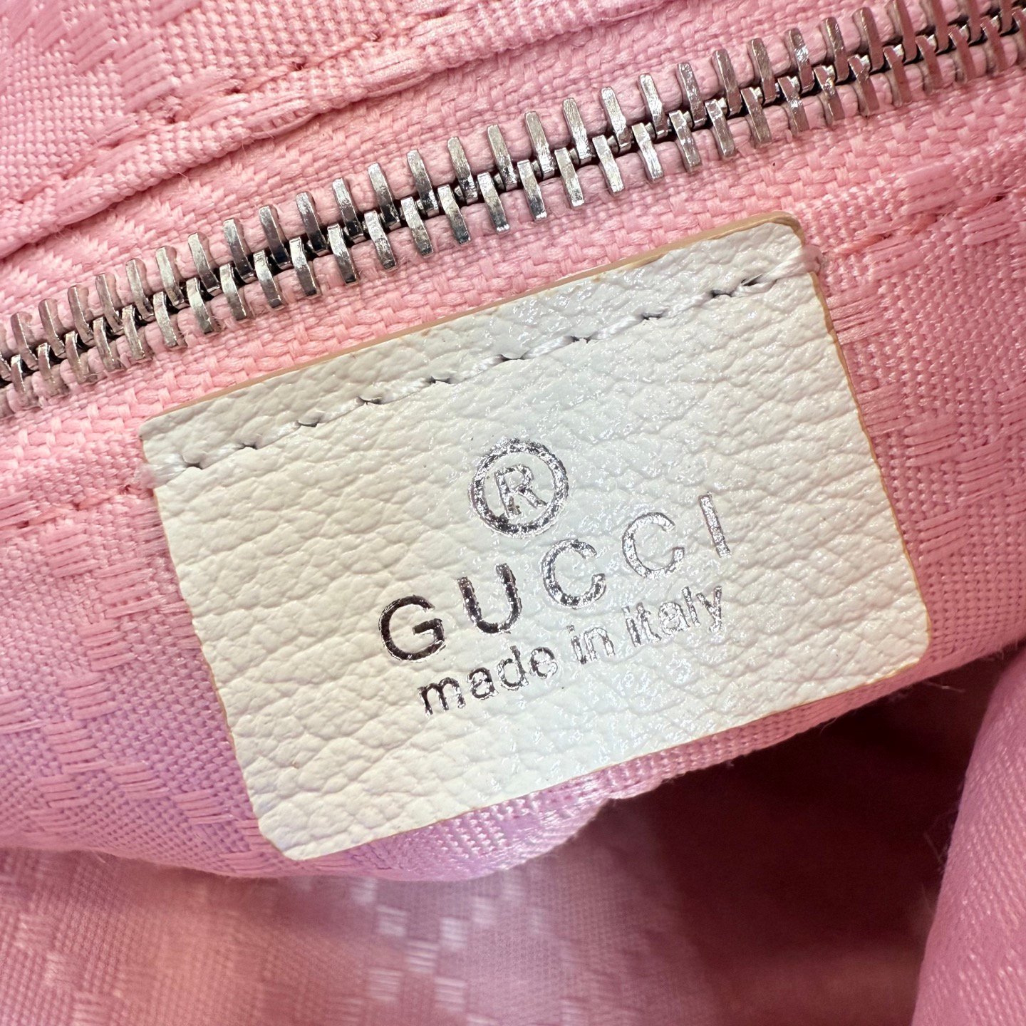 配全套原厂专柜包装 Generation Gucci系列深入探索品牌的典藏元素，将不同世代的设计融合成一种美学叙事。GG帆布为多功能小型皮具带来品牌标志性的点缀，比如这款设计用于存放日常必需品的水桶包。