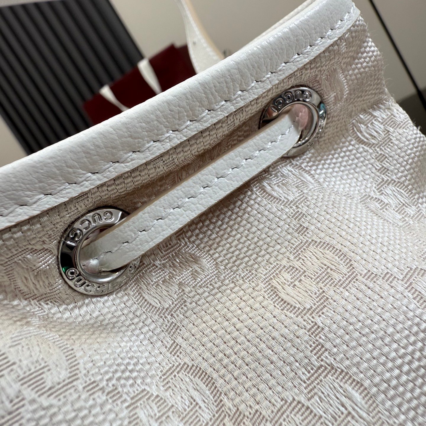 配全套原厂专柜包装 Generation Gucci系列深入探索品牌的典藏元素，将不同世代的设计融合成一种美学叙事。GG帆布为多功能小型皮具带来品牌标志性的点缀，比如这款设计用于存放日常必需品的水桶包。