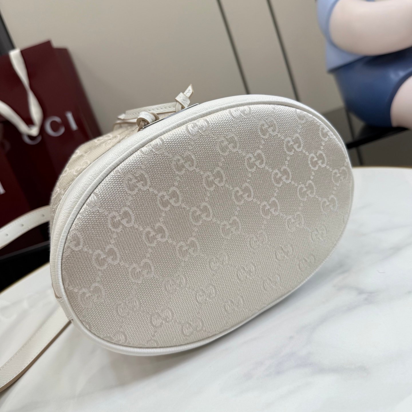 配全套原厂专柜包装 Generation Gucci系列深入探索品牌的典藏元素，将不同世代的设计融合成一种美学叙事。GG帆布为多功能小型皮具带来品牌标志性的点缀，比如这款设计用于存放日常必需品的水桶包。