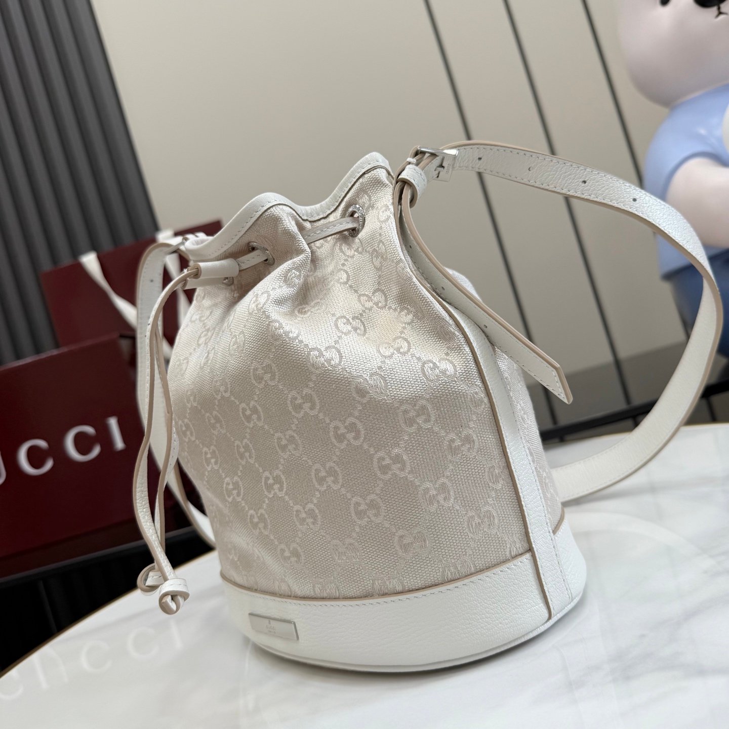 配全套原厂专柜包装 Generation Gucci系列深入探索品牌的典藏元素，将不同世代的设计融合成一种美学叙事。GG帆布为多功能小型皮具带来品牌标志性的点缀，比如这款设计用于存放日常必需品的水桶包。