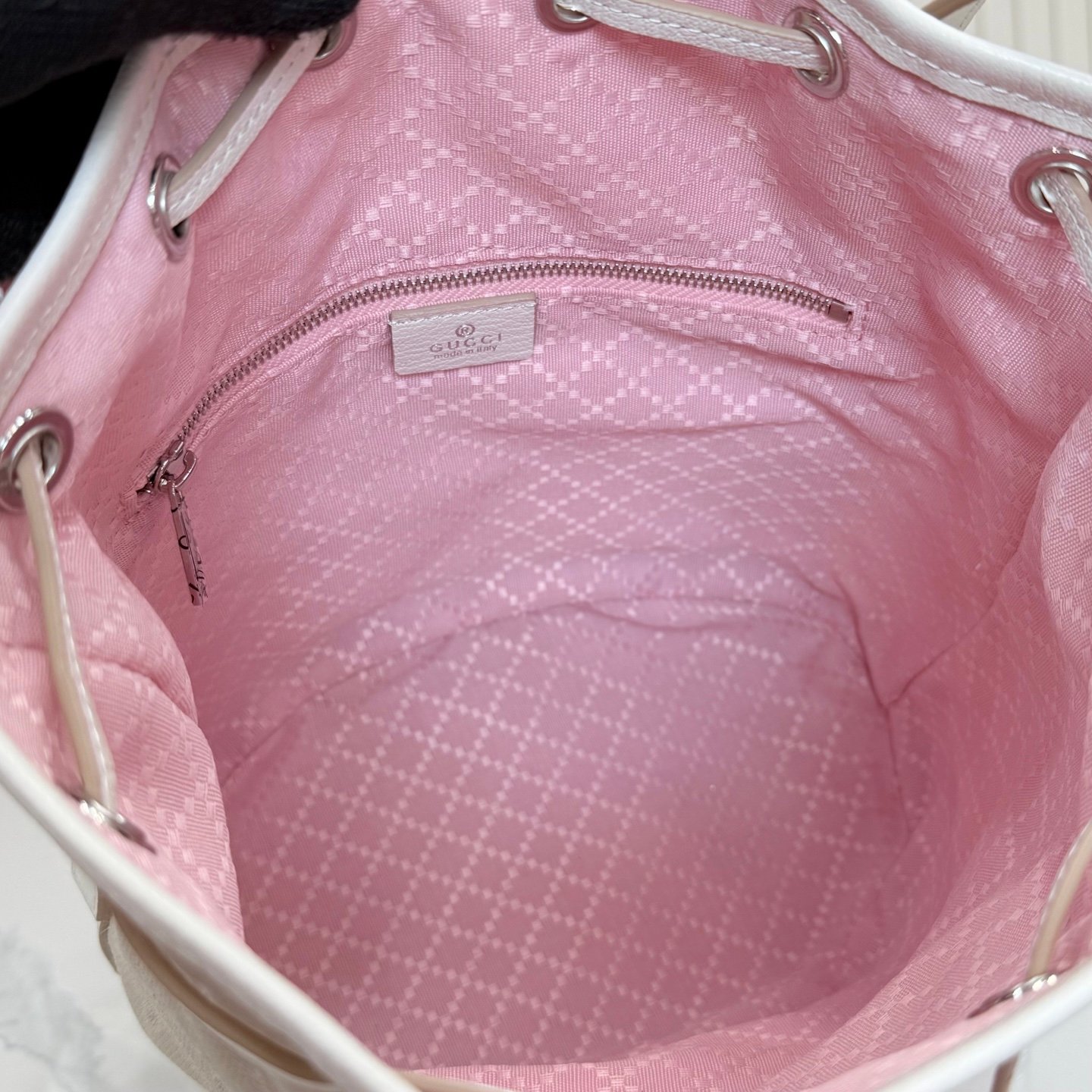 配全套原厂专柜包装 Generation Gucci系列深入探索品牌的典藏元素，将不同世代的设计融合成一种美学叙事。GG帆布为多功能小型皮具带来品牌标志性的点缀，比如这款设计用于存放日常必需品的水桶包。