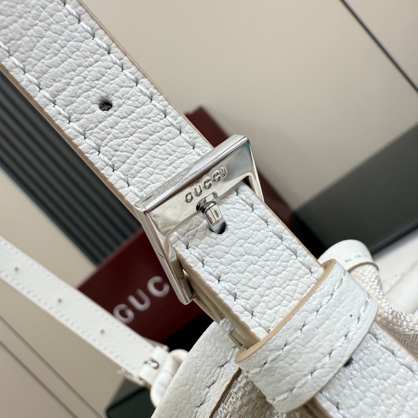 配全套原厂专柜包装 Generation Gucci系列深入探索品牌的典藏元素，将不同世代的设计融合成一种美学叙事。GG帆布为多功能小型皮具带来品牌标志性的点缀，比如这款设计用于存放日常必需品的水桶包。
