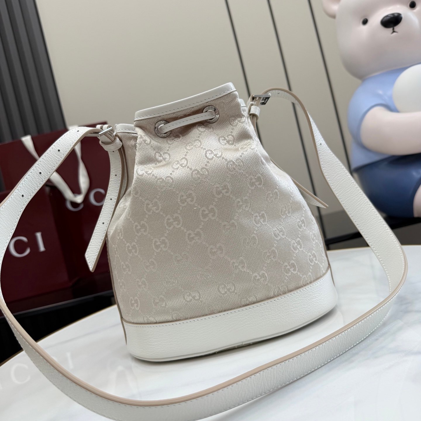 配全套原厂专柜包装 Generation Gucci系列深入探索品牌的典藏元素，将不同世代的设计融合成一种美学叙事。GG帆布为多功能小型皮具带来品牌标志性的点缀，比如这款设计用于存放日常必需品的水桶包。