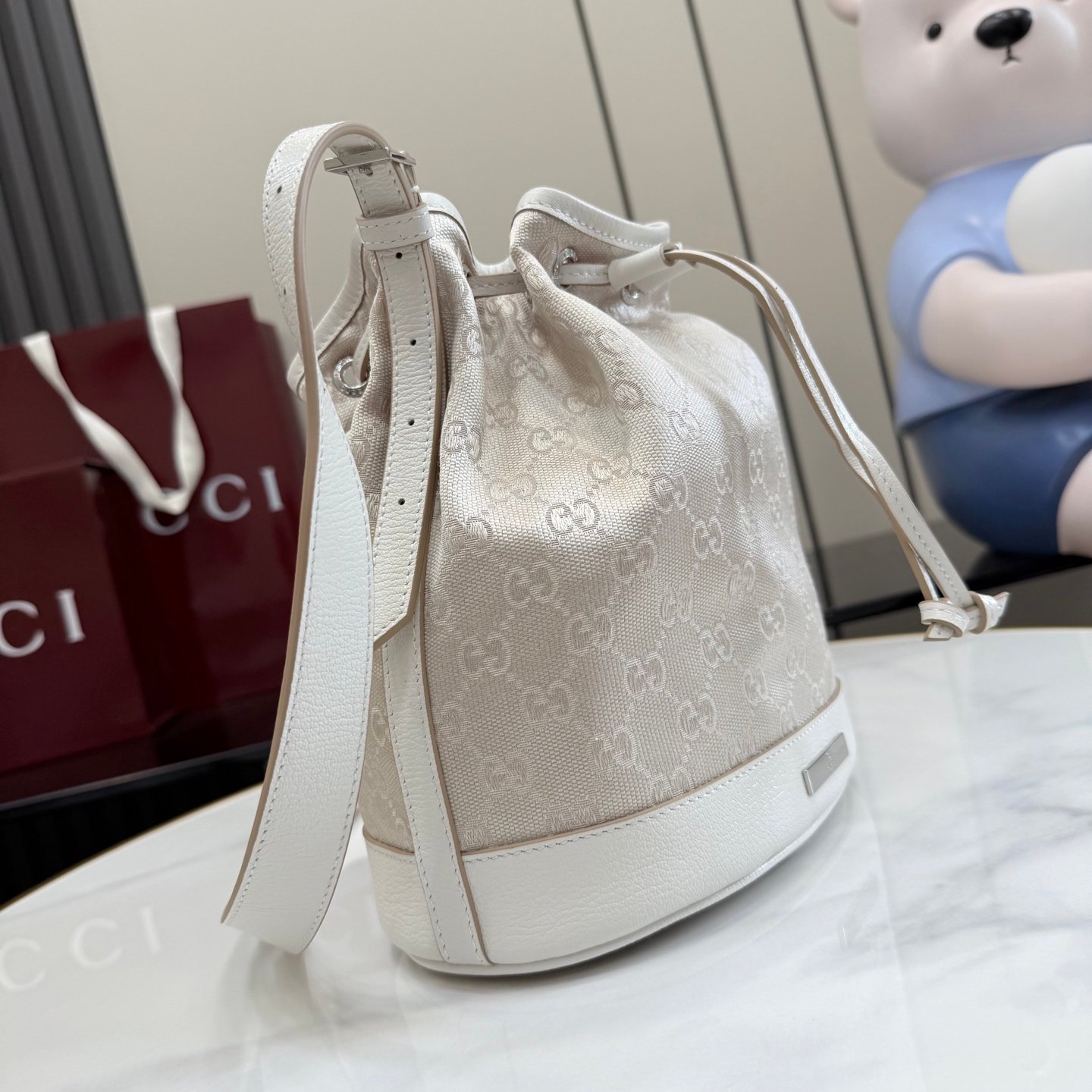 配全套原厂专柜包装 Generation Gucci系列深入探索品牌的典藏元素，将不同世代的设计融合成一种美学叙事。GG帆布为多功能小型皮具带来品牌标志性的点缀，比如这款设计用于存放日常必需品的水桶包。