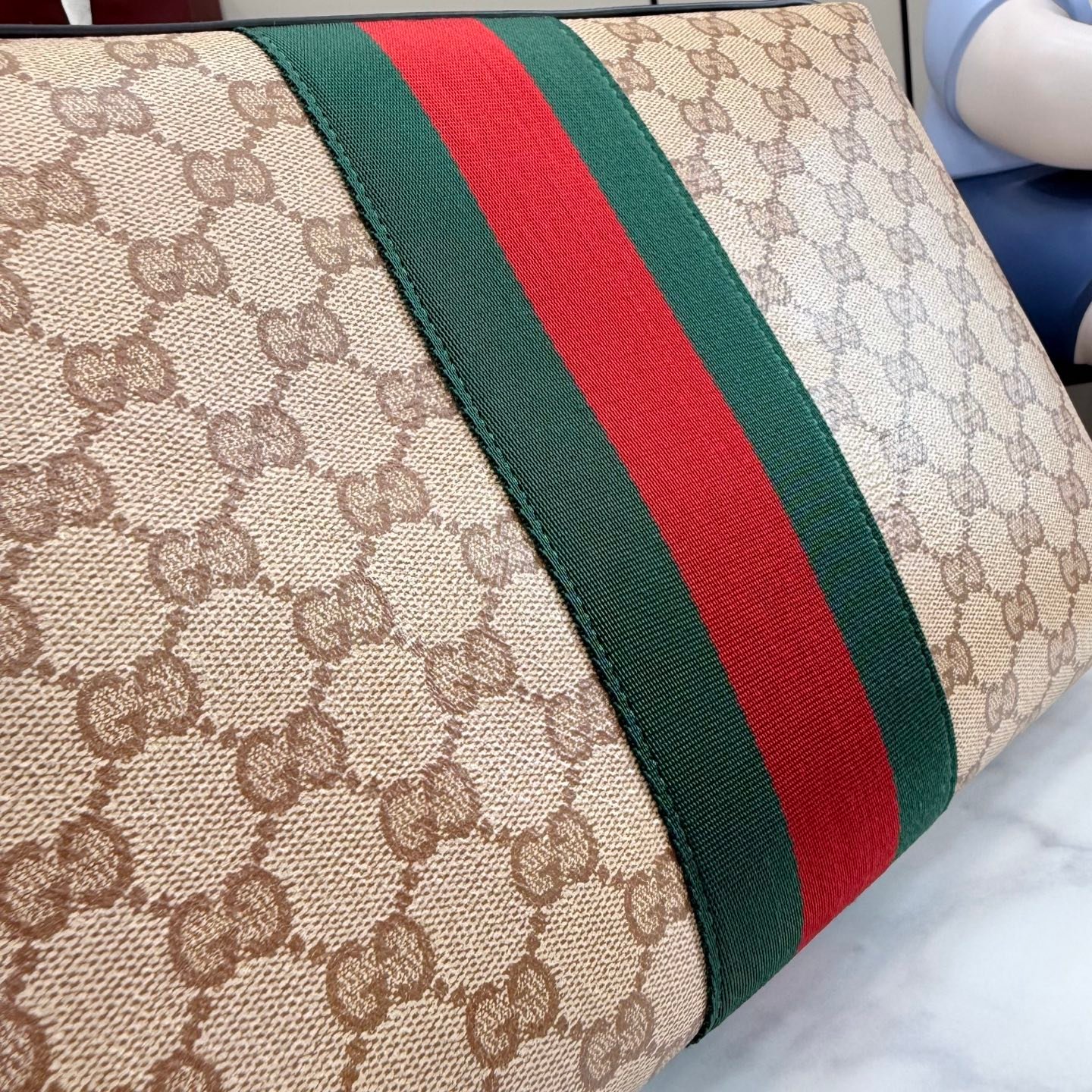 配全套原厂专柜包装 Generation Gucci古驰世代系列深入探索品牌的典藏元素,将不同世代的设计融合为统一的美学叙事。全新的比例设计为标志性织带注入新的活力。这款轻盈的GG涂层帆布款式配有皮革滚边,增添精致感。