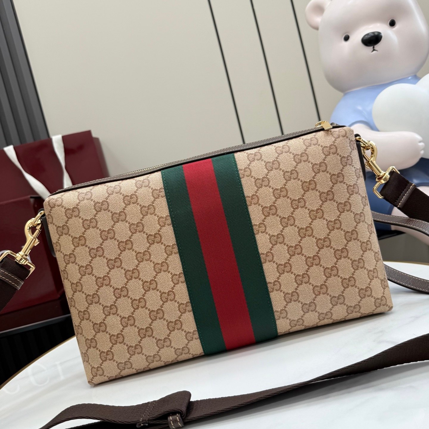 配全套原厂专柜包装 Generation Gucci古驰世代系列深入探索品牌的典藏元素,将不同世代的设计融合为统一的美学叙事。全新的比例设计为标志性织带注入新的活力。这款轻盈的GG涂层帆布款式配有皮革滚边,增添精致感。