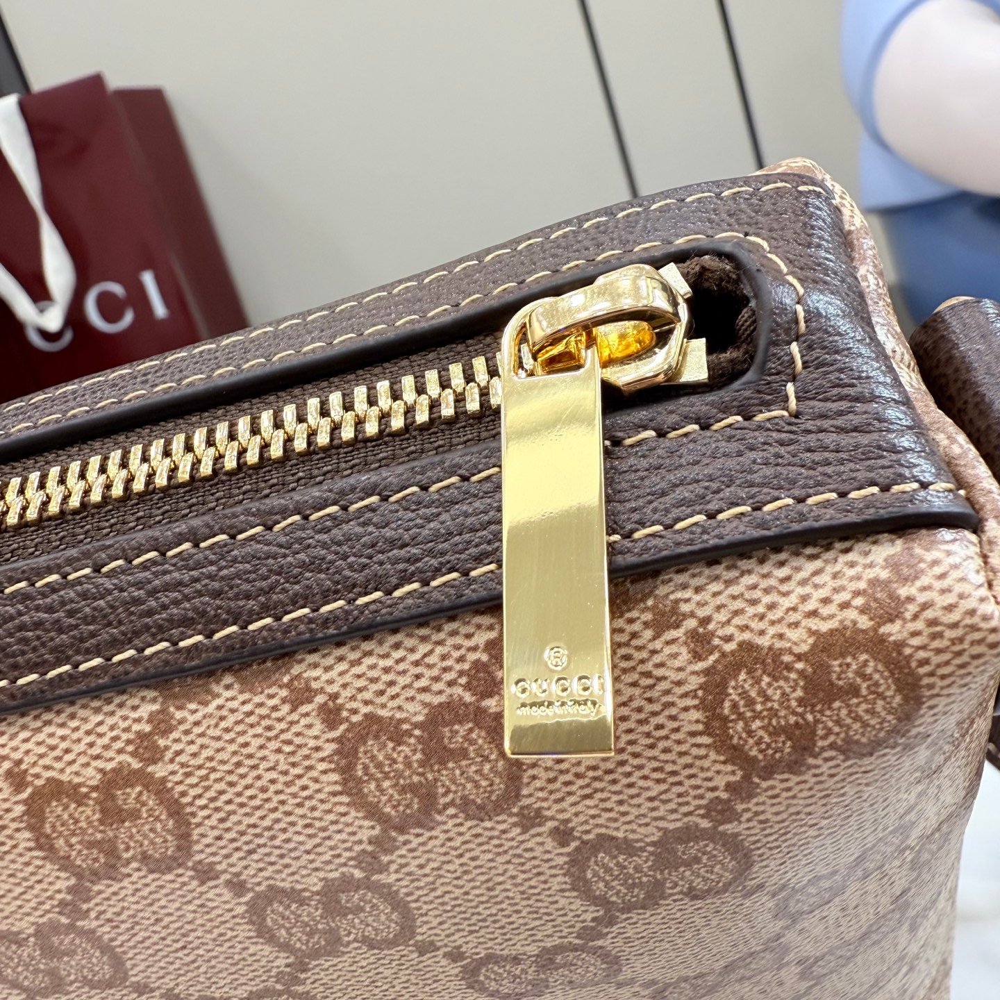 配全套原厂专柜包装 Generation Gucci古驰世代系列深入探索品牌的典藏元素,将不同世代的设计融合为统一的美学叙事。全新的比例设计为标志性织带注入新的活力。这款轻盈的GG涂层帆布款式配有皮革滚边,增添精致感。