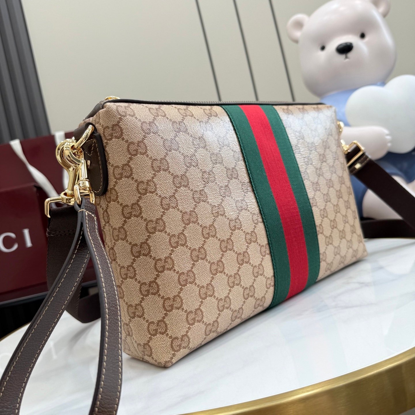 配全套原厂专柜包装 Generation Gucci古驰世代系列深入探索品牌的典藏元素,将不同世代的设计融合为统一的美学叙事。全新的比例设计为标志性织带注入新的活力。这款轻盈的GG涂层帆布款式配有皮革滚边,增添精致感。