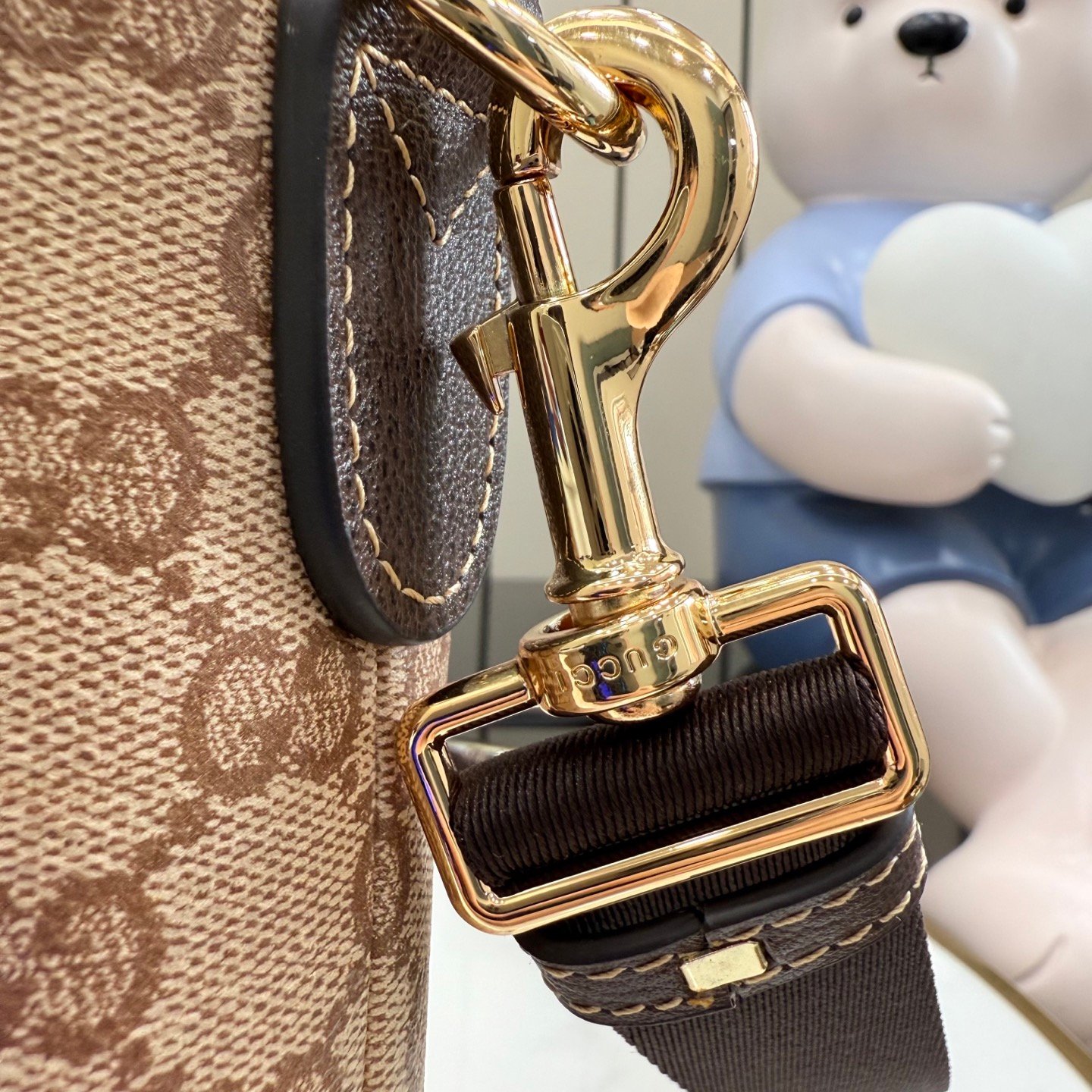 配全套原厂专柜包装 Generation Gucci古驰世代系列深入探索品牌的典藏元素,将不同世代的设计融合为统一的美学叙事。全新的比例设计为标志性织带注入新的活力。这款轻盈的GG涂层帆布款式配有皮革滚边,增添精致感。