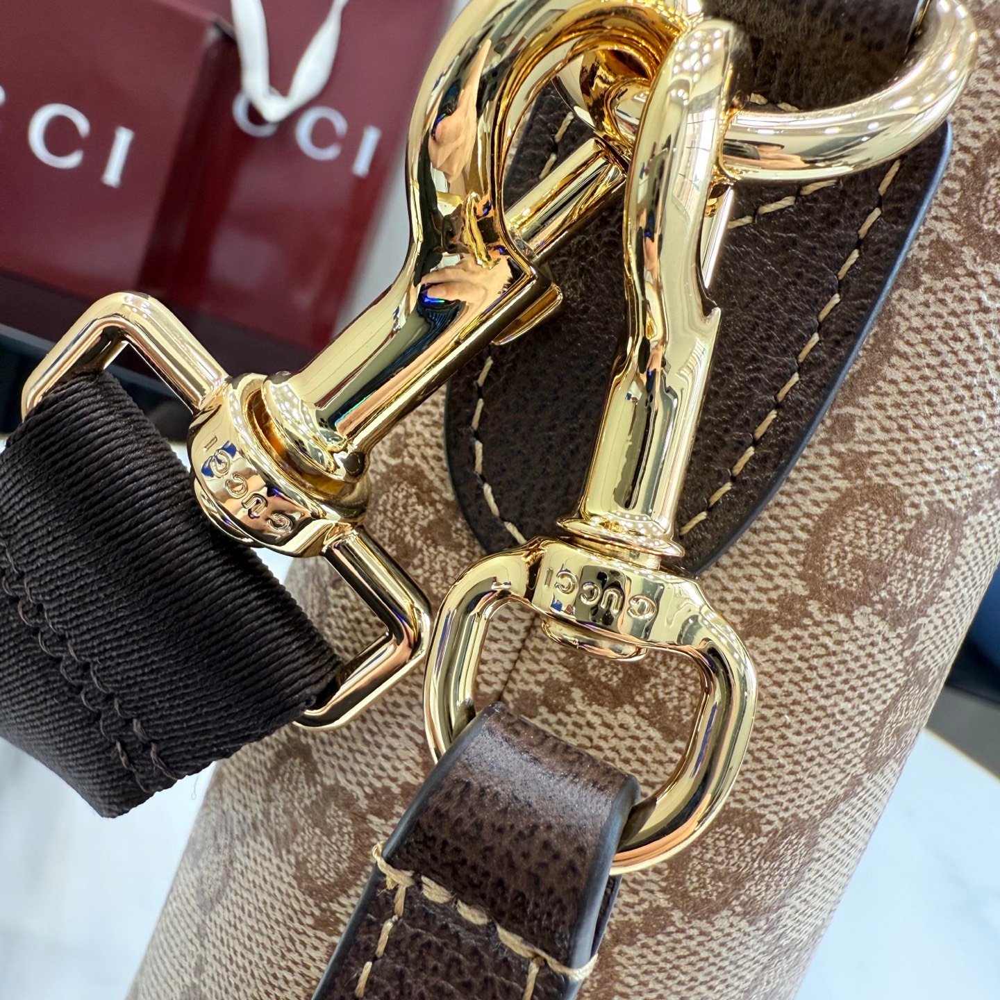 配全套原厂专柜包装 Generation Gucci古驰世代系列深入探索品牌的典藏元素,将不同世代的设计融合为统一的美学叙事。全新的比例设计为标志性织带注入新的活力。这款轻盈的GG涂层帆布款式配有皮革滚边,增添精致感。