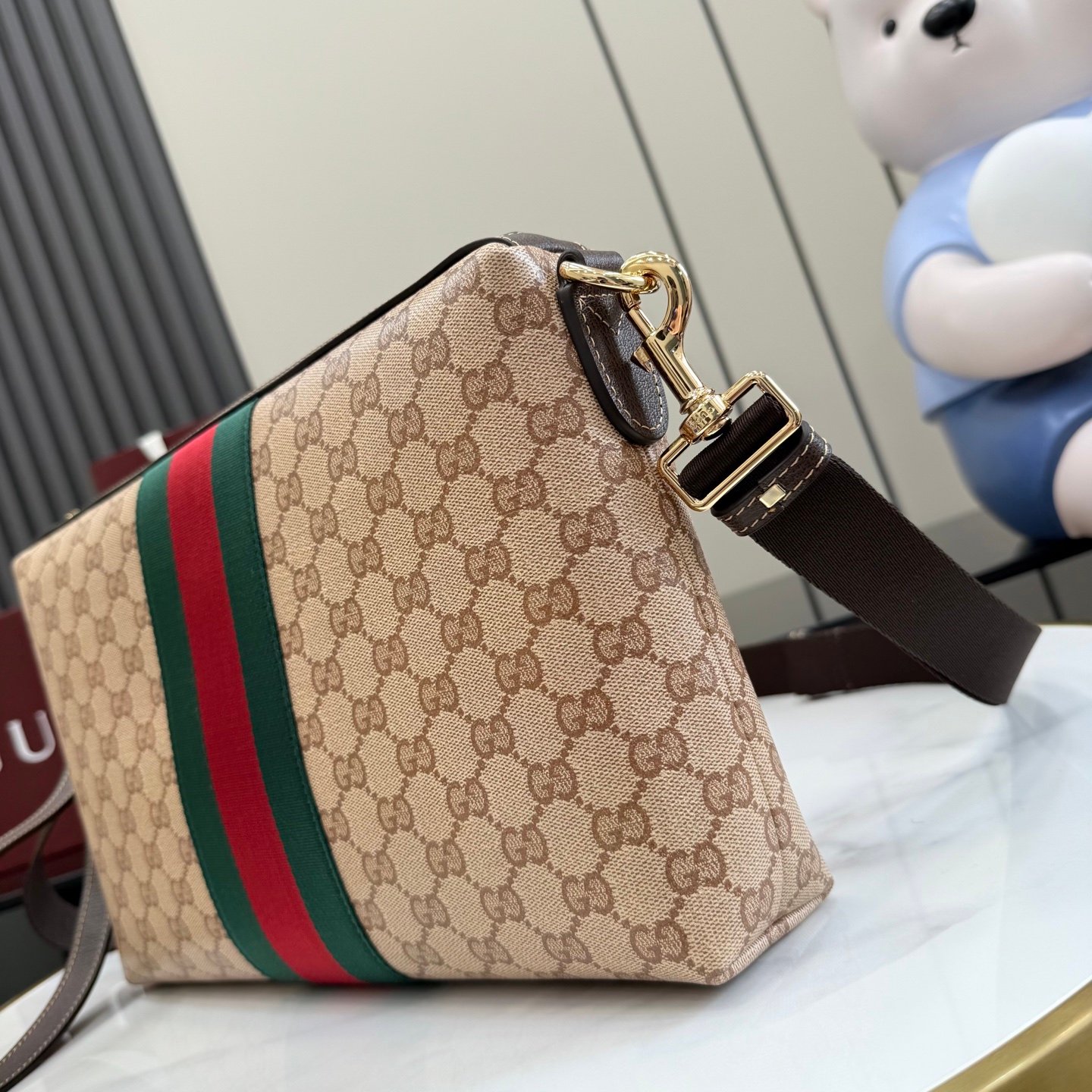 配全套原厂专柜包装 Generation Gucci古驰世代系列深入探索品牌的典藏元素,将不同世代的设计融合为统一的美学叙事。全新的比例设计为标志性织带注入新的活力。这款轻盈的GG涂层帆布款式配有皮革滚边,增添精致感。