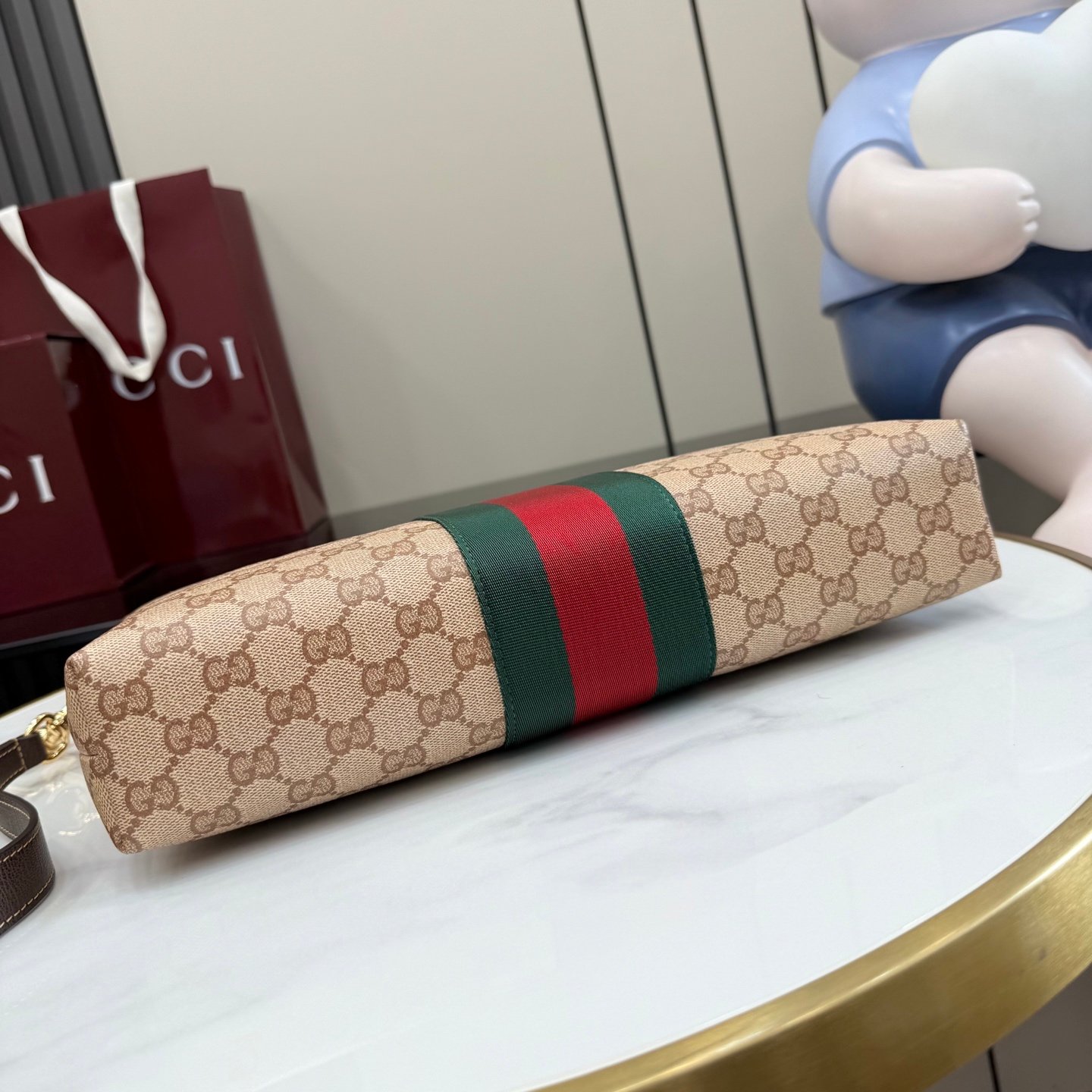 配全套原厂专柜包装 Generation Gucci古驰世代系列深入探索品牌的典藏元素,将不同世代的设计融合为统一的美学叙事。全新的比例设计为标志性织带注入新的活力。这款轻盈的GG涂层帆布款式配有皮革滚边,增添精致感。