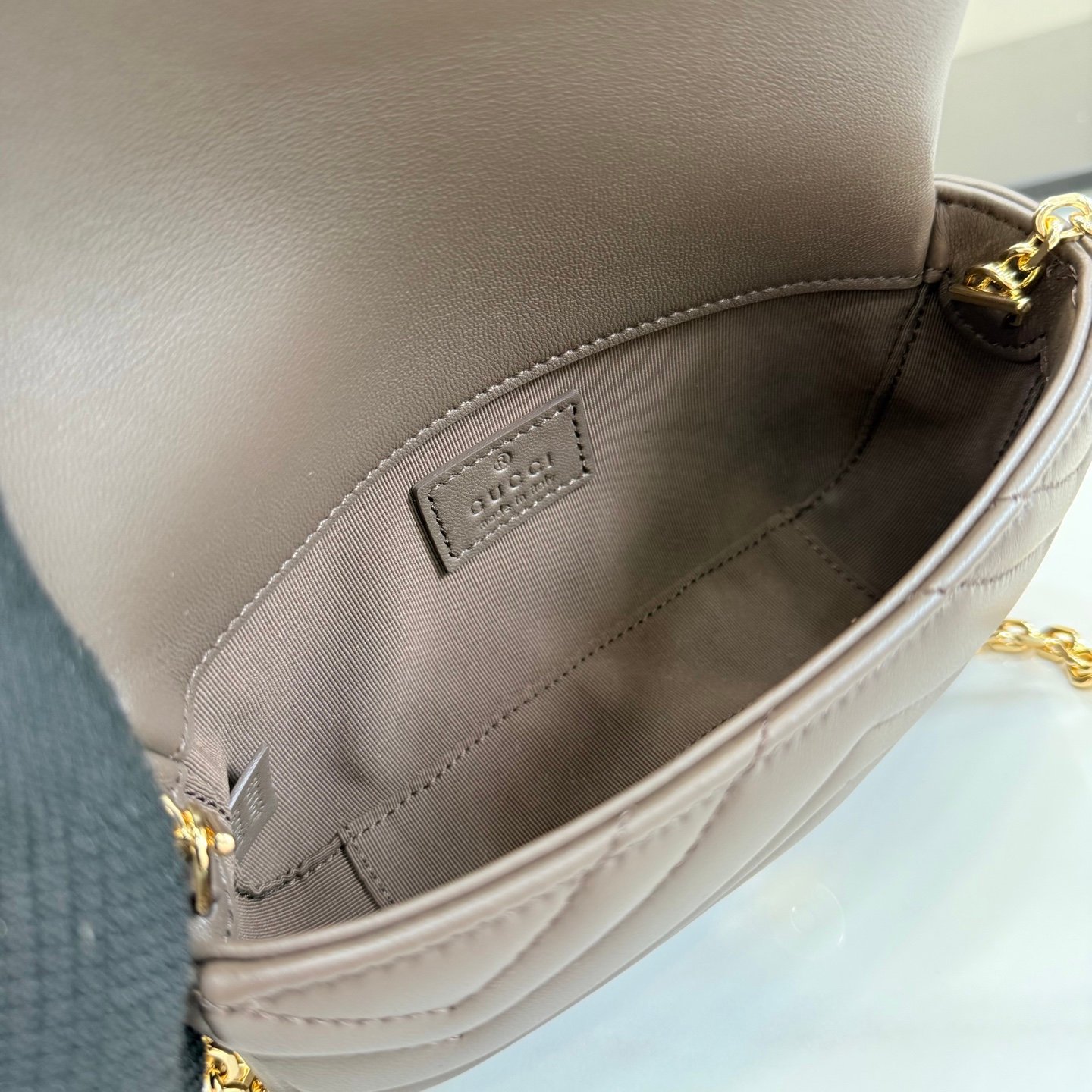 配全套原厂专柜包装 Generation Gucci 深入探索品牌的典藏元素，将不同世代的设计融入一条美学叙事。GG Marmont 系列包含迷你廓形，色彩丰富，并配有金色调双G造型配件。