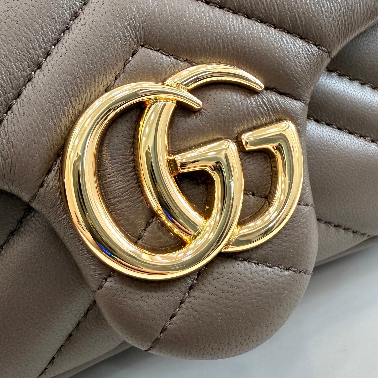 配全套原厂专柜包装 Generation Gucci 深入探索品牌的典藏元素，将不同世代的设计融入一条美学叙事。GG Marmont 系列包含迷你廓形，色彩丰富，并配有金色调双G造型配件。