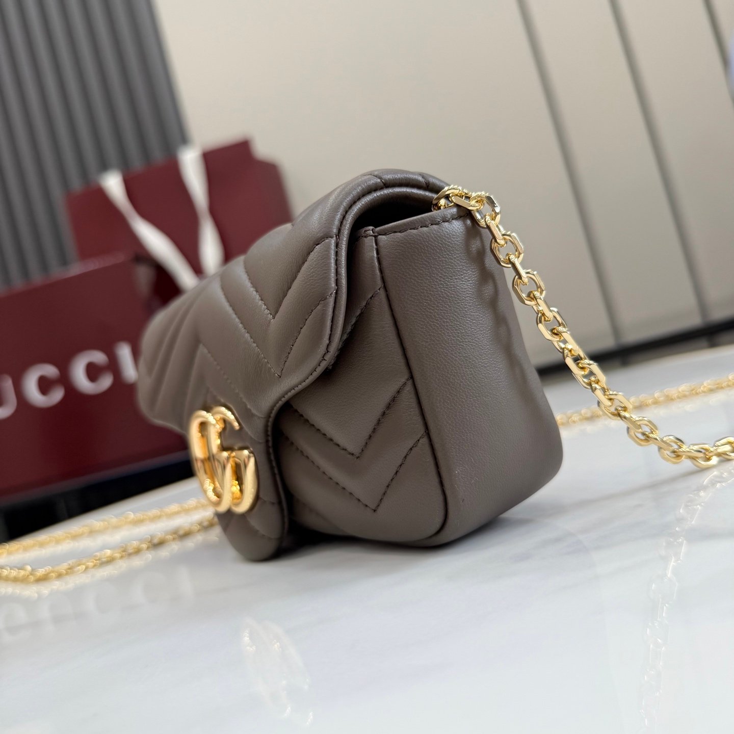 配全套原厂专柜包装 Generation Gucci 深入探索品牌的典藏元素，将不同世代的设计融入一条美学叙事。GG Marmont 系列包含迷你廓形，色彩丰富，并配有金色调双G造型配件。