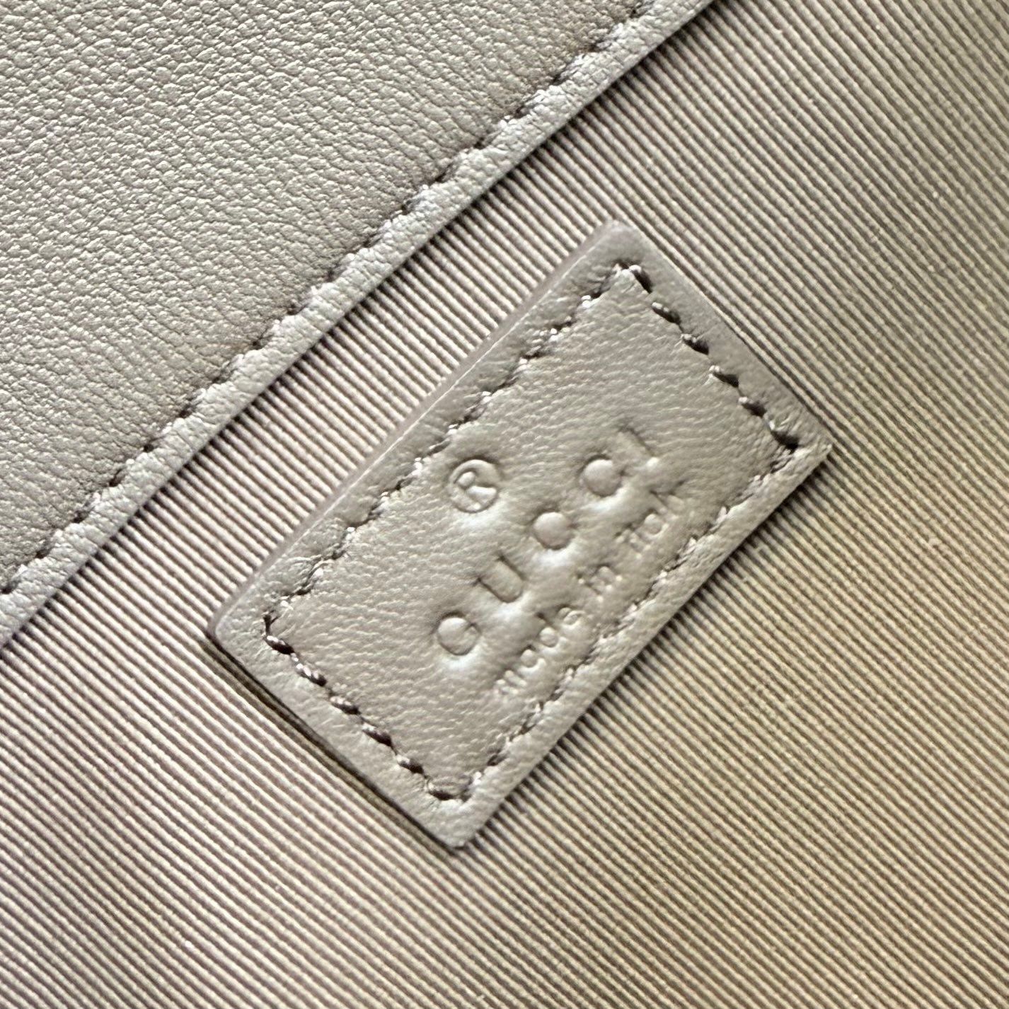 配全套原厂专柜包装 Generation Gucci 深入探索品牌的典藏元素，将不同世代的设计融入一条美学叙事。GG Marmont 系列包含迷你廓形，色彩丰富，并配有金色调双G造型配件。
