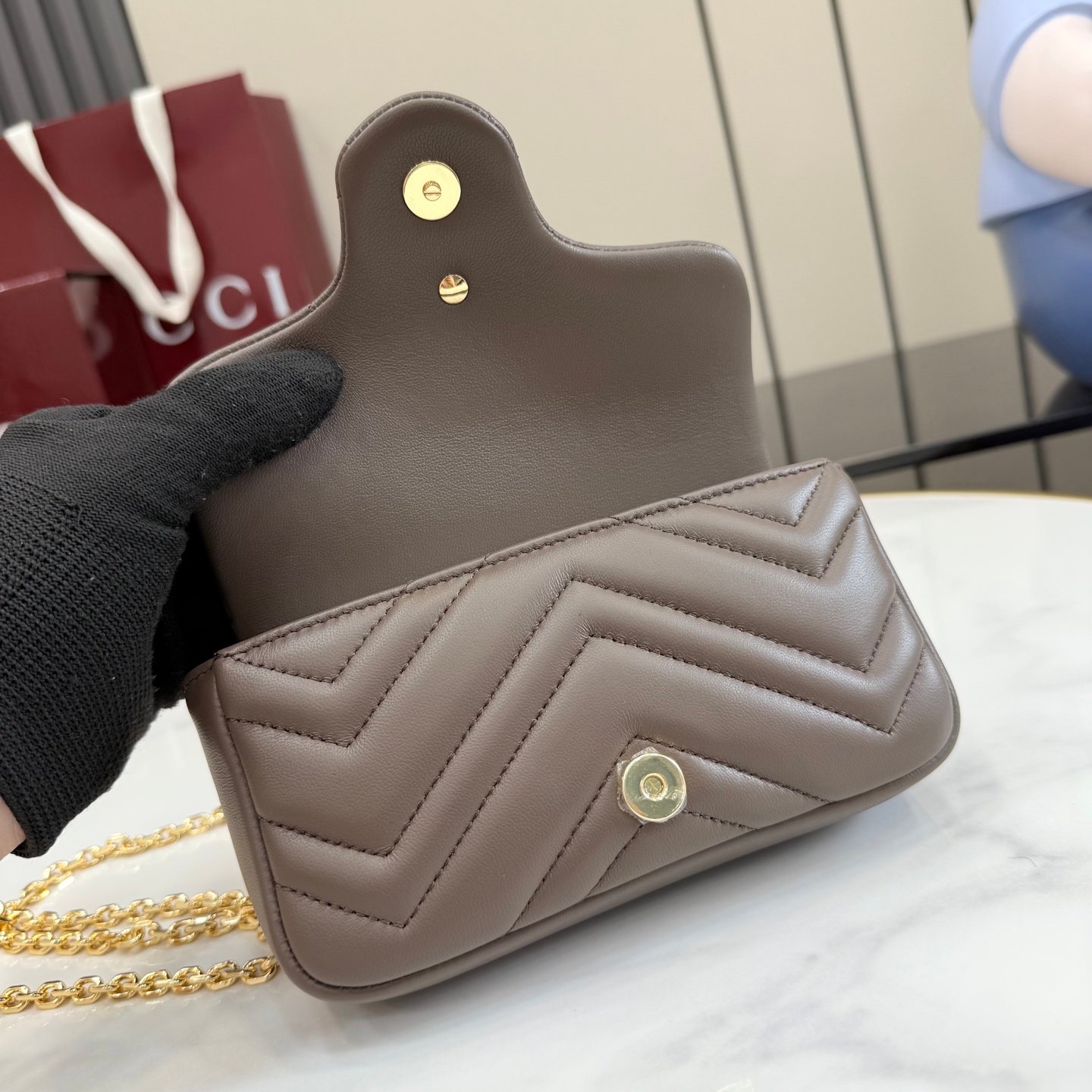 配全套原厂专柜包装 Generation Gucci 深入探索品牌的典藏元素，将不同世代的设计融入一条美学叙事。GG Marmont 系列包含迷你廓形，色彩丰富，并配有金色调双G造型配件。