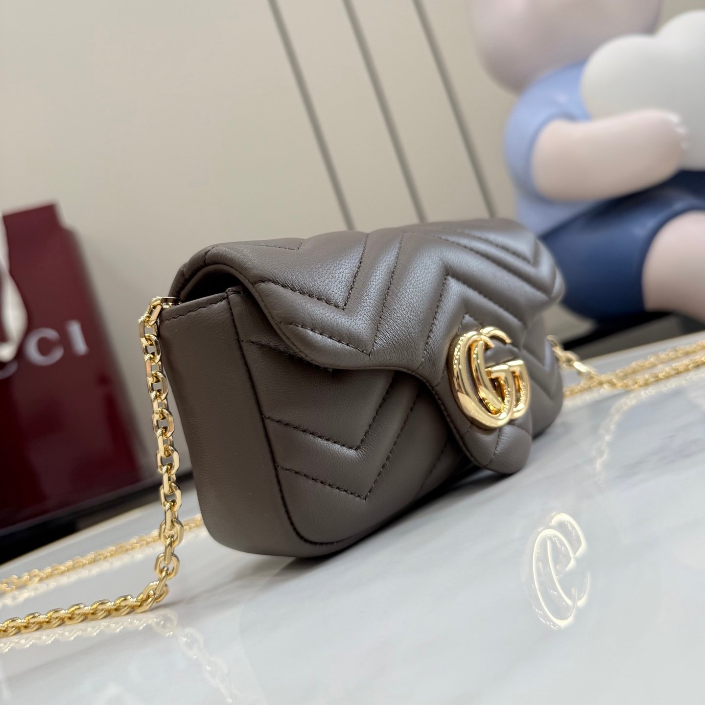 配全套原厂专柜包装 Generation Gucci 深入探索品牌的典藏元素，将不同世代的设计融入一条美学叙事。GG Marmont 系列包含迷你廓形，色彩丰富，并配有金色调双G造型配件。