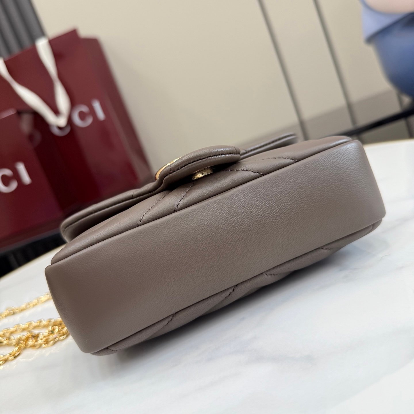 配全套原厂专柜包装 Generation Gucci 深入探索品牌的典藏元素，将不同世代的设计融入一条美学叙事。GG Marmont 系列包含迷你廓形，色彩丰富，并配有金色调双G造型配件。