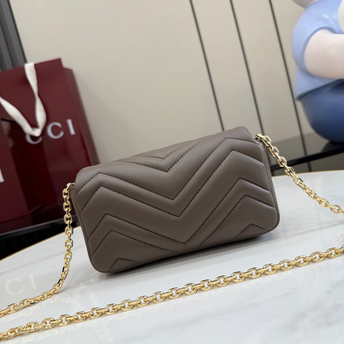 配全套原厂专柜包装 Generation Gucci 深入探索品牌的典藏元素，将不同世代的设计融入一条美学叙事。GG Marmont 系列包含迷你廓形，色彩丰富，并配有金色调双G造型配件。