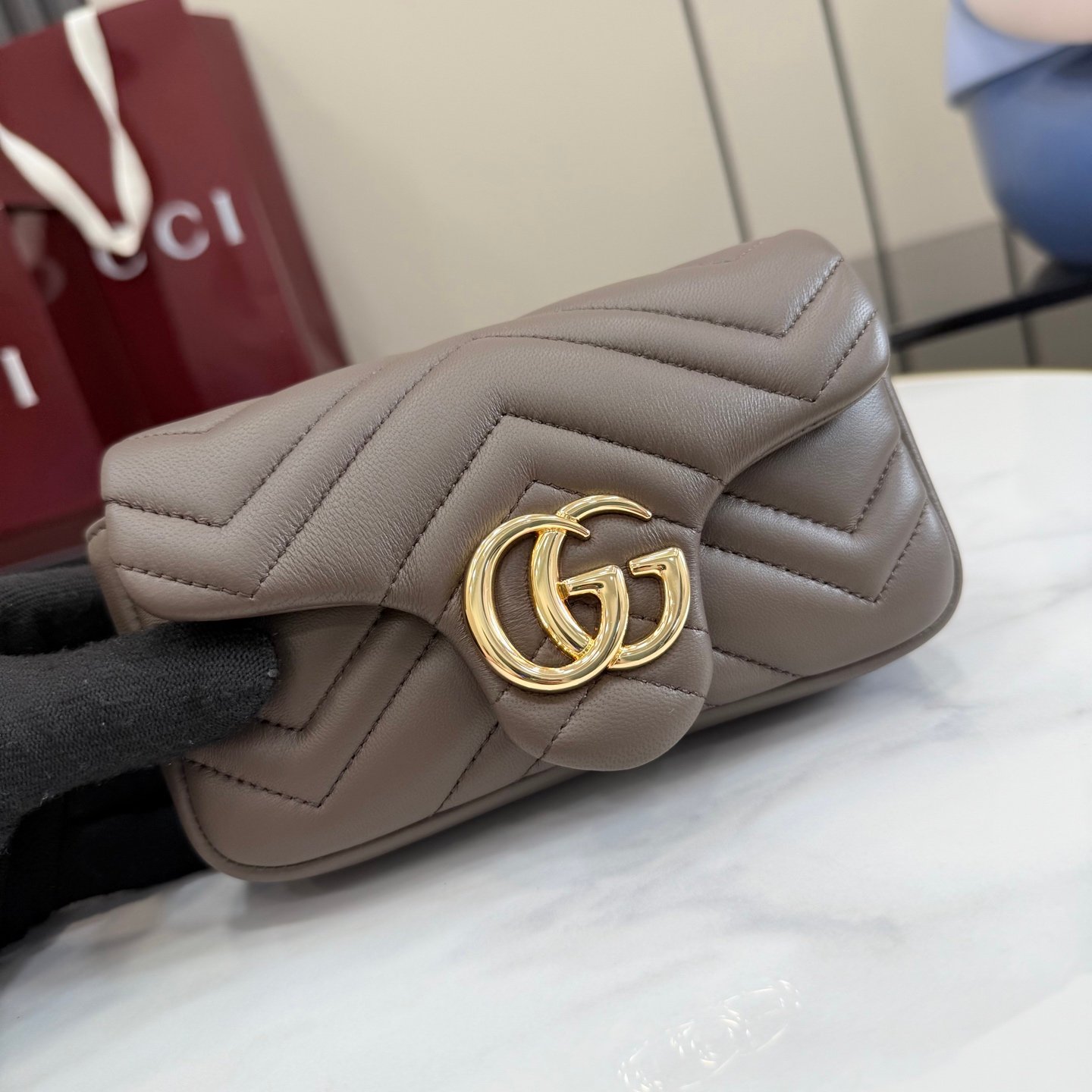 配全套原厂专柜包装 Generation Gucci 深入探索品牌的典藏元素，将不同世代的设计融入一条美学叙事。GG Marmont 系列包含迷你廓形，色彩丰富，并配有金色调双G造型配件。