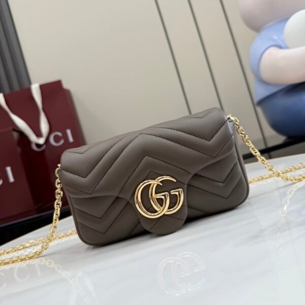 配全套原厂专柜包装 Generation Gucci 深入探索品牌的典藏元素，将不同世代的设计融入一条美学叙事。GG Marmont 系列包含迷你廓形，色彩丰富，并配有金色调双G造型配件。