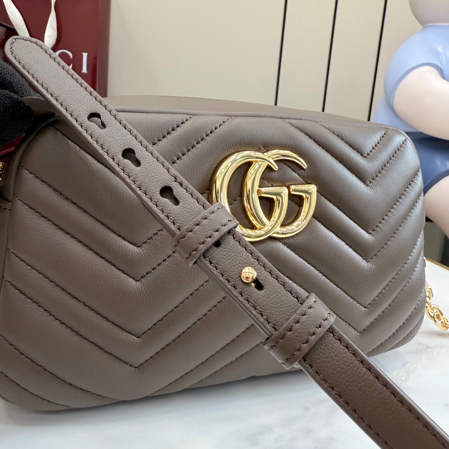 配全套原厂专柜包装 品牌标志性 GG Marmont 系列匠心融蕴经典双 G 元素和切面链式包带，缔就现代廓形设计。全新相机包款式以浅金色调的精致五金件，搭配柔美的粉米色极其柔软的羊皮革，尽显细节质感。