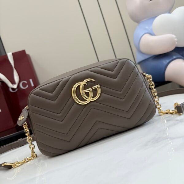 配全套原厂专柜包装 品牌标志性 GG Marmont 系列匠心融蕴经典双 G 元素和切面链式包带，缔就现代廓形设计。全新相机包款式以浅金色调的精致五金件，搭配柔美的粉米色极其柔软的羊皮革，尽显细节质感。