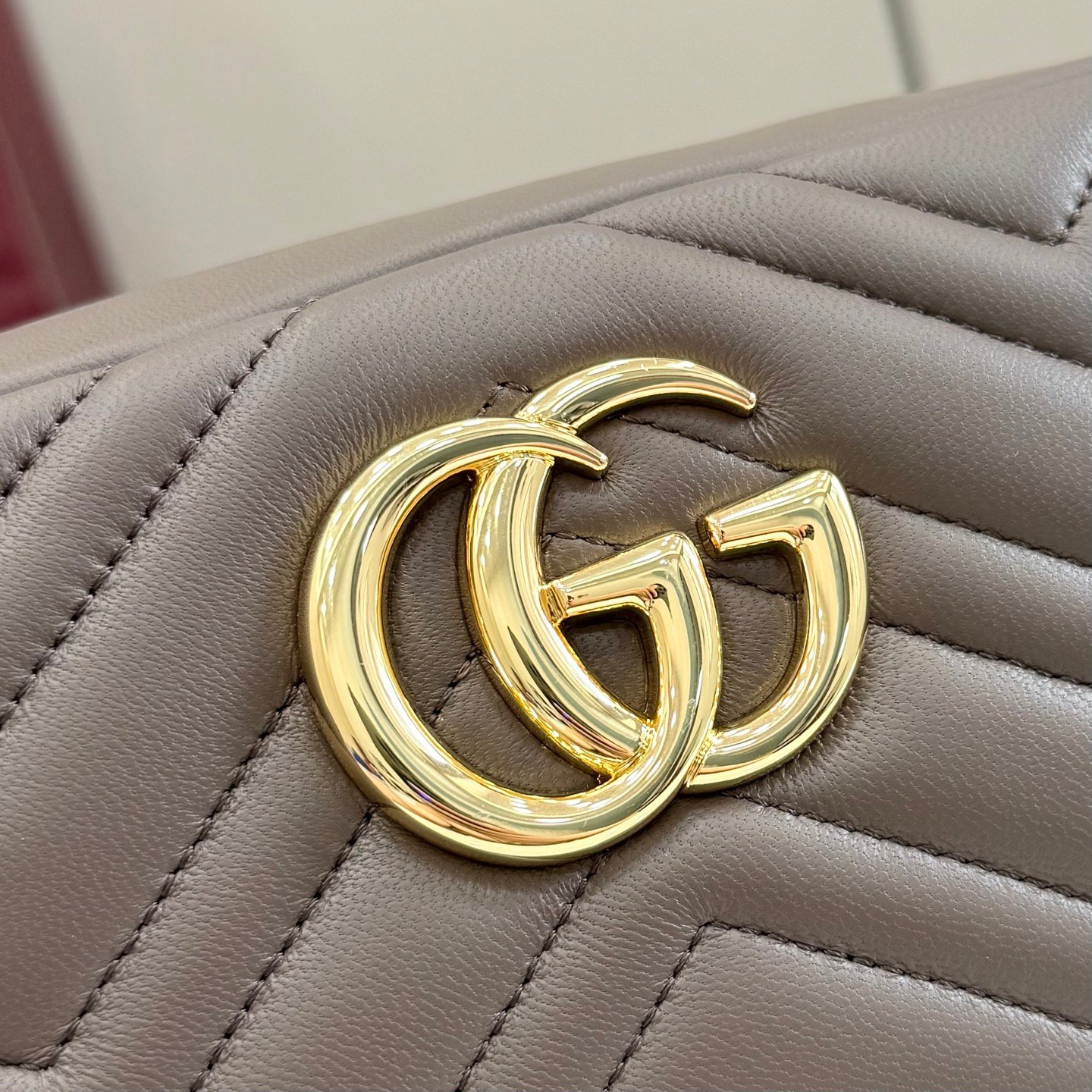 配全套原厂专柜包装 品牌标志性 GG Marmont 系列匠心融蕴经典双 G 元素和切面链式包带，缔就现代廓形设计。全新相机包款式以浅金色调的精致五金件，搭配柔美的粉米色极其柔软的羊皮革，尽显细节质感。