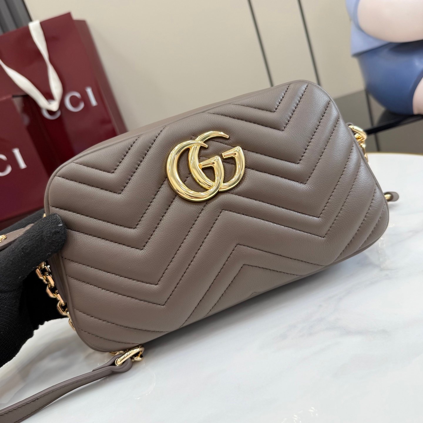 配全套原厂专柜包装 品牌标志性 GG Marmont 系列匠心融蕴经典双 G 元素和切面链式包带，缔就现代廓形设计。全新相机包款式以浅金色调的精致五金件，搭配柔美的粉米色极其柔软的羊皮革，尽显细节质感。
