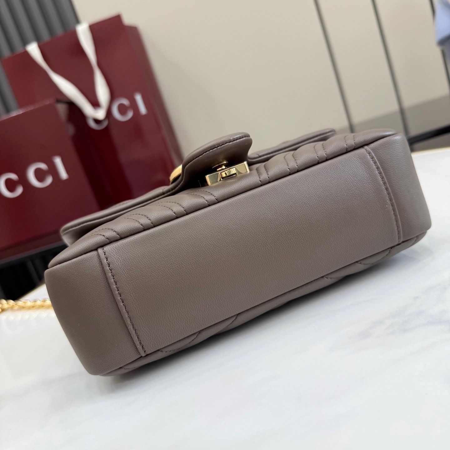 配全套原厂专柜包装 这款品牌经典GG Marmont系列手袋，选用极为柔软的皮革匠心打造，缀饰双G造型配件，搭配立体多面的链式肩带，整个包身构造柔软精致。
