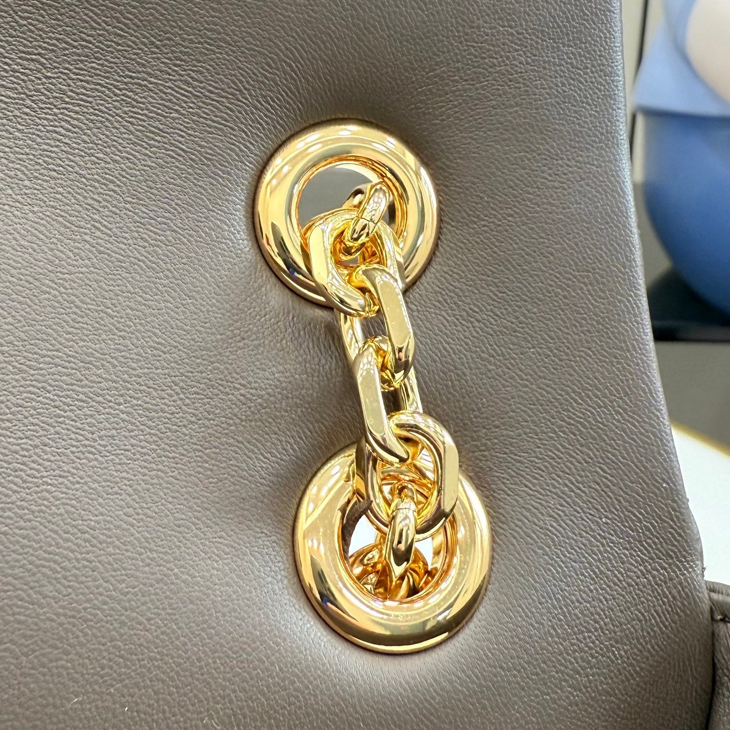 配全套原厂专柜包装 Generation Gucci系列深入探索品牌档案代码,将不同世代的设计融入一体,呈现出统一的美学叙事。这款GG Marmont系列肩背包以奢华色彩凸显品牌的经典风格。包袋以柔软异常的皮革精心打造,搭配金色调配件。