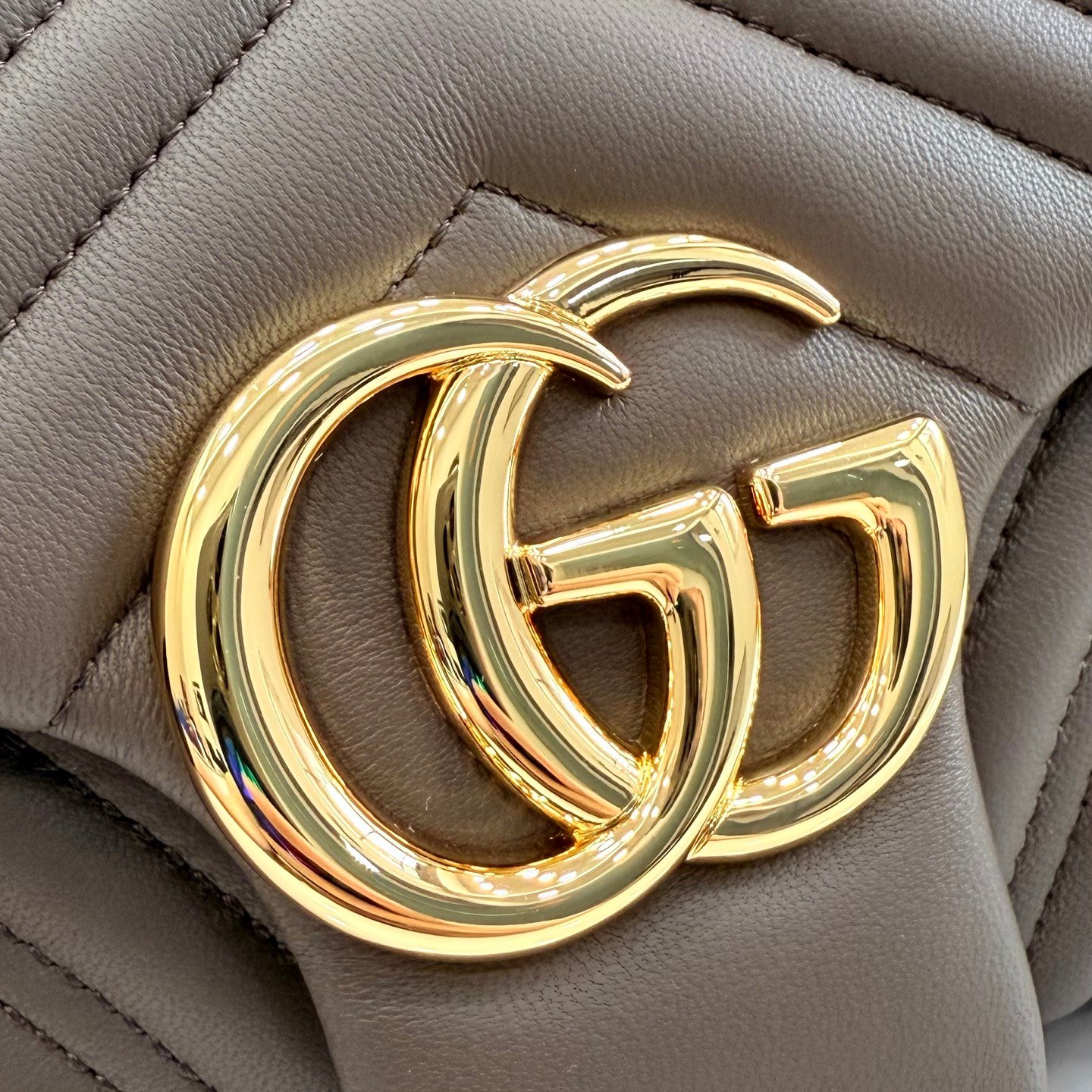 配全套原厂专柜包装 Generation Gucci系列深入探索品牌档案代码,将不同世代的设计融入一体,呈现出统一的美学叙事。这款GG Marmont系列肩背包以奢华色彩凸显品牌的经典风格。包袋以柔软异常的皮革精心打造,搭配金色调配件。